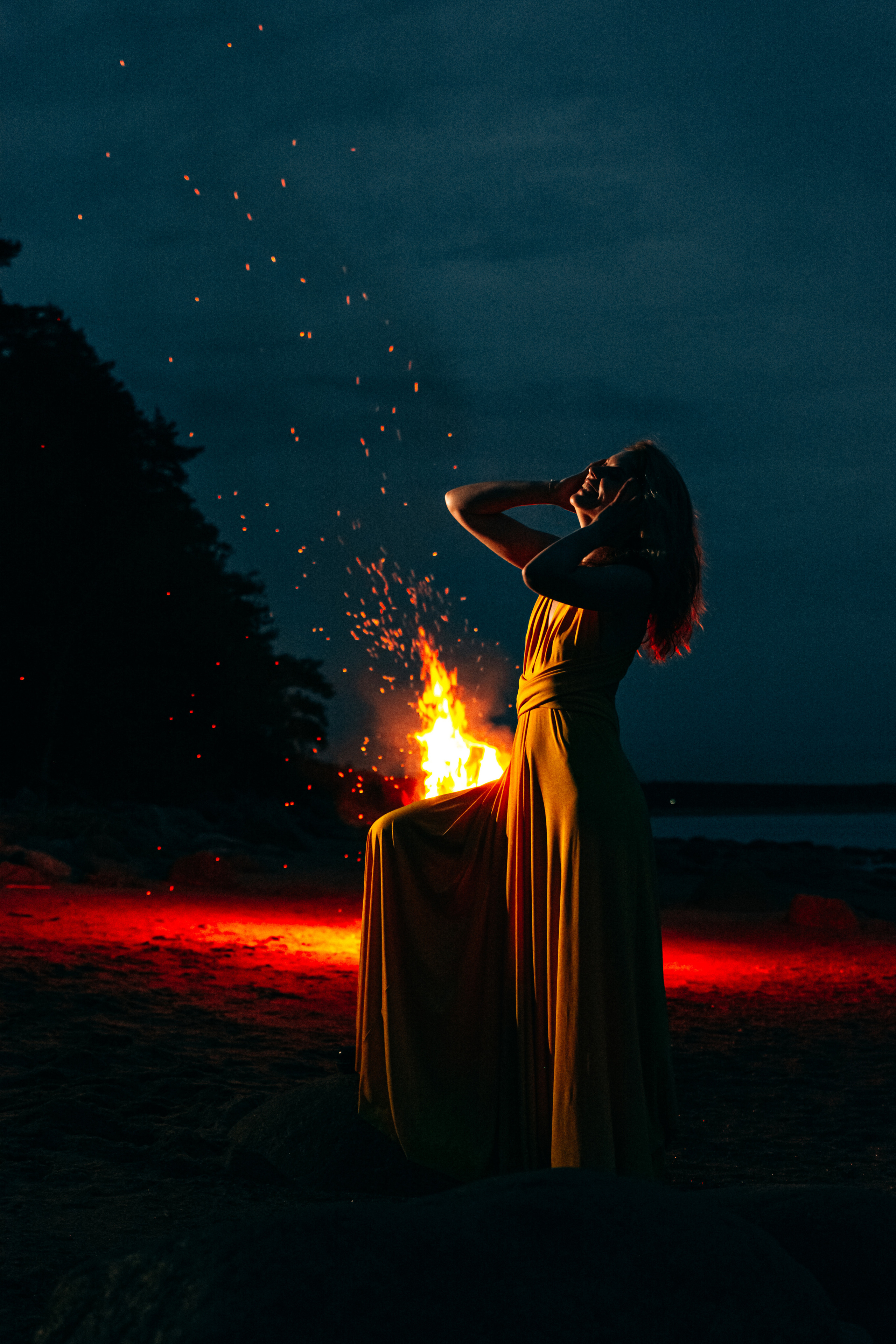 Валя. Съёмка на Финском заливе в воде и с огнём. Портретный фотограф в Санкт-Петербурге Дмитриева Наталия