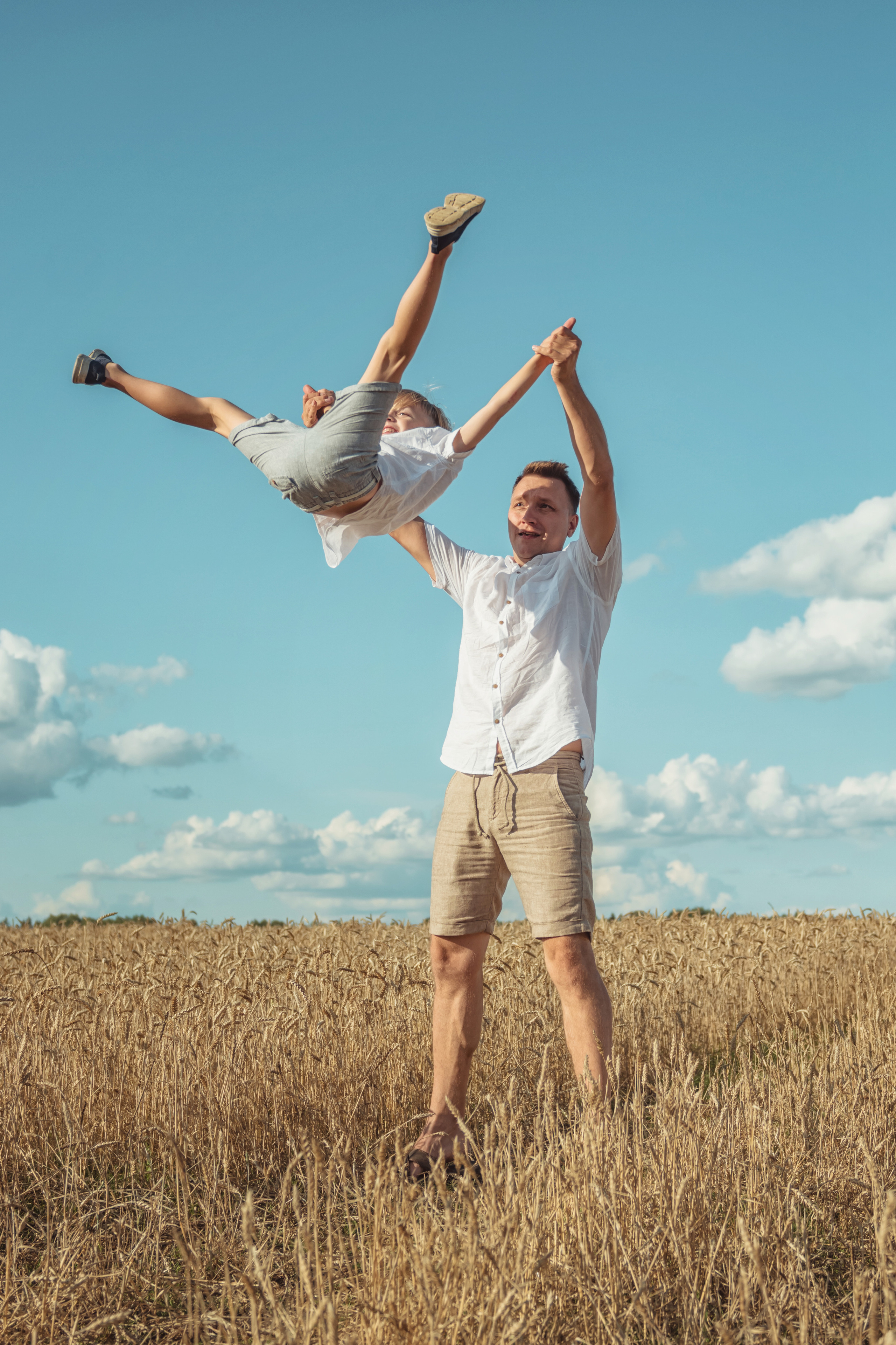 Анна и Александр. Семейная фотосессия в поле. Портретный фотограф в Санкт-Петербурге Дмитриева Наталия