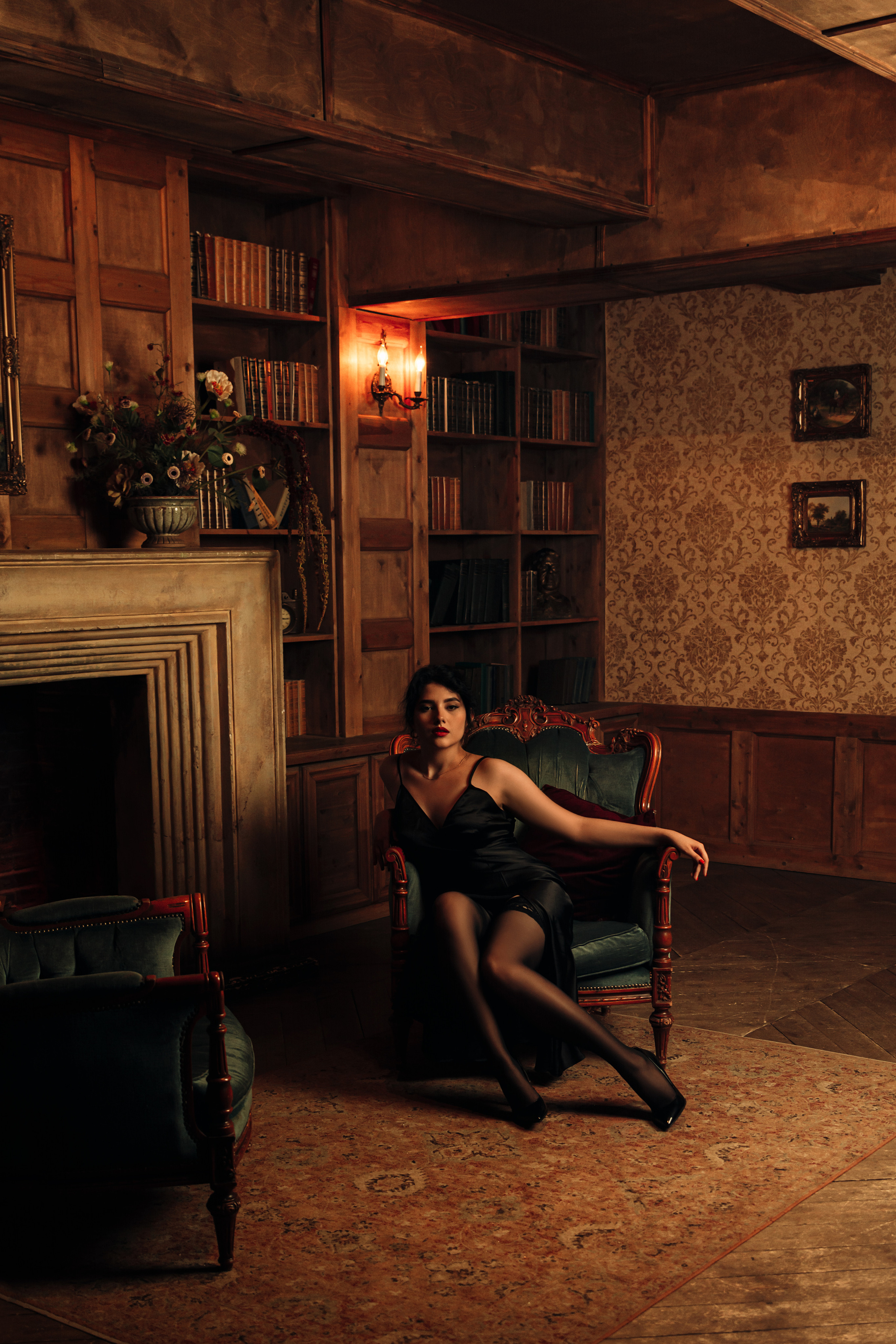 Игра света и тени: вдохновленная картиными Фабиана Переса, девушка в черном платье эффектно сливается с темнотой.