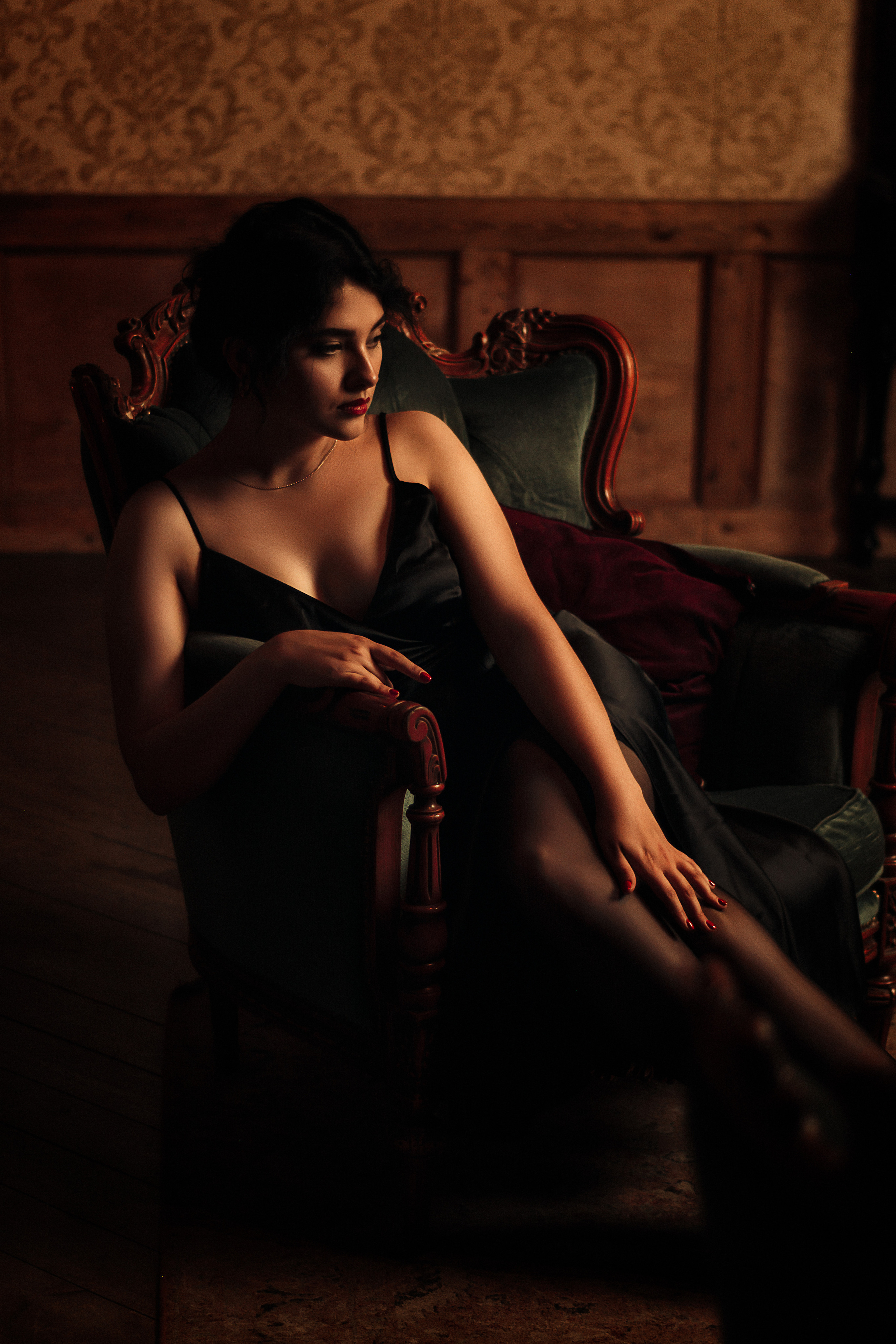 Символическая сущность: вдохновленная творчеством Фабиана Переса, девушка в черном платье раскрывает глубину своей души в полумраке.