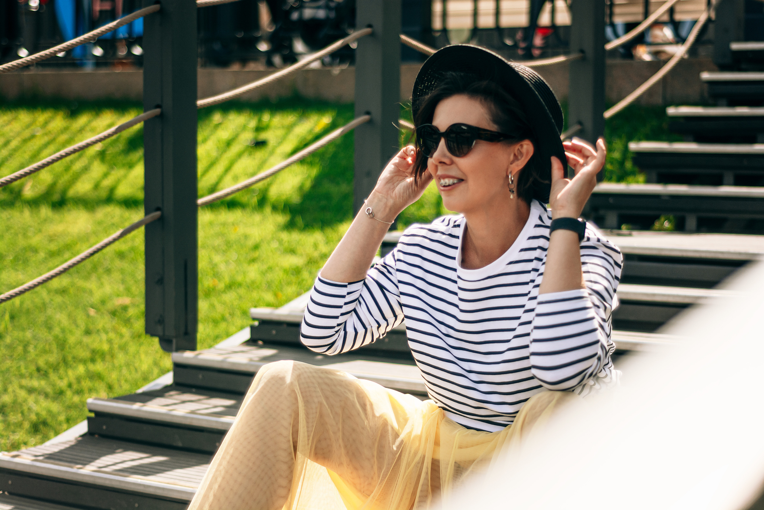 Девушка в жёлтой юбке и тельняшке устраивает запоминающуюся фотосессию, оживляя улицы Петербурга и Новой Голландии.