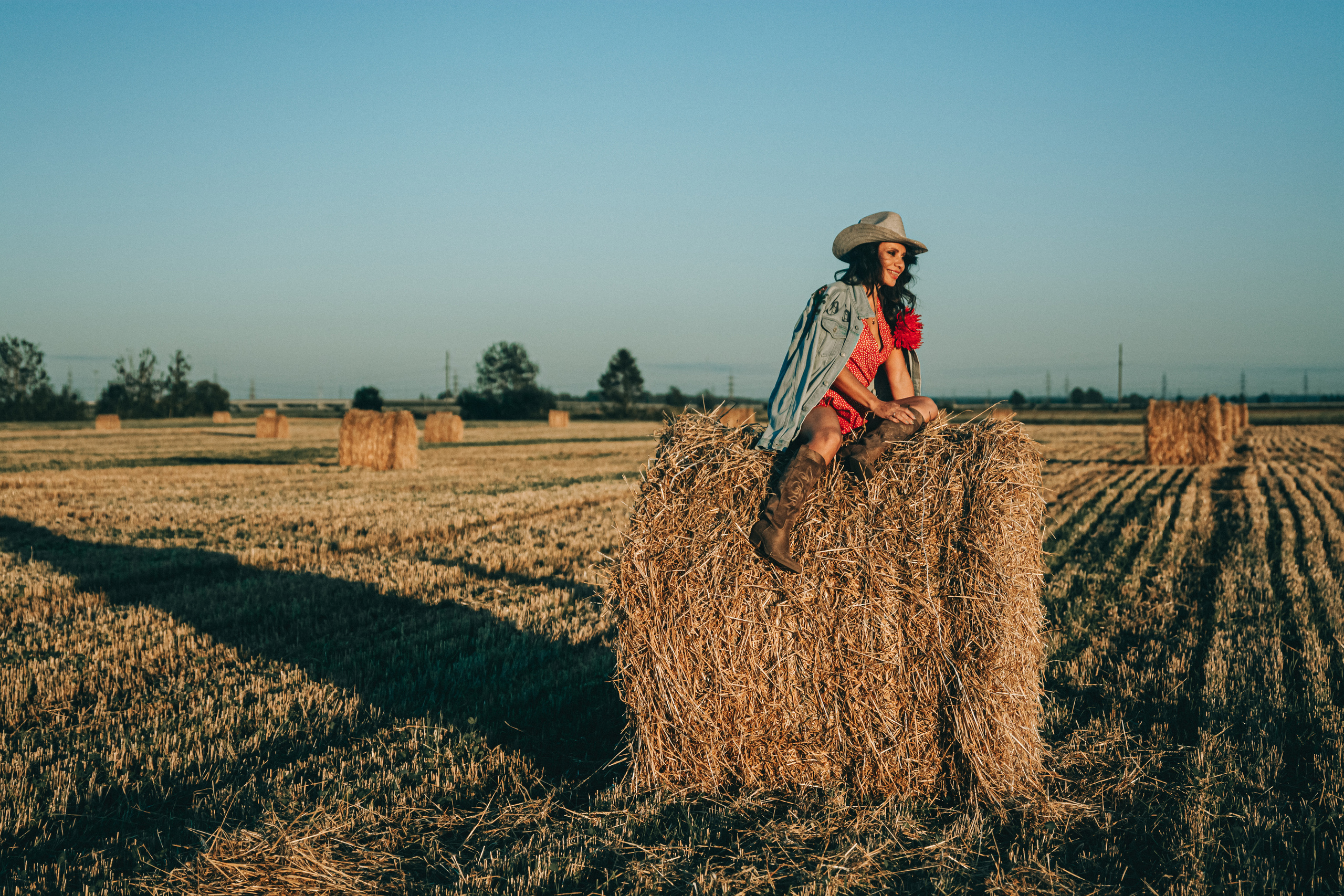 Светлана. Фотосессия со стогами. Портретный фотограф в Санкт-Петербурге Дмитриева Наталия