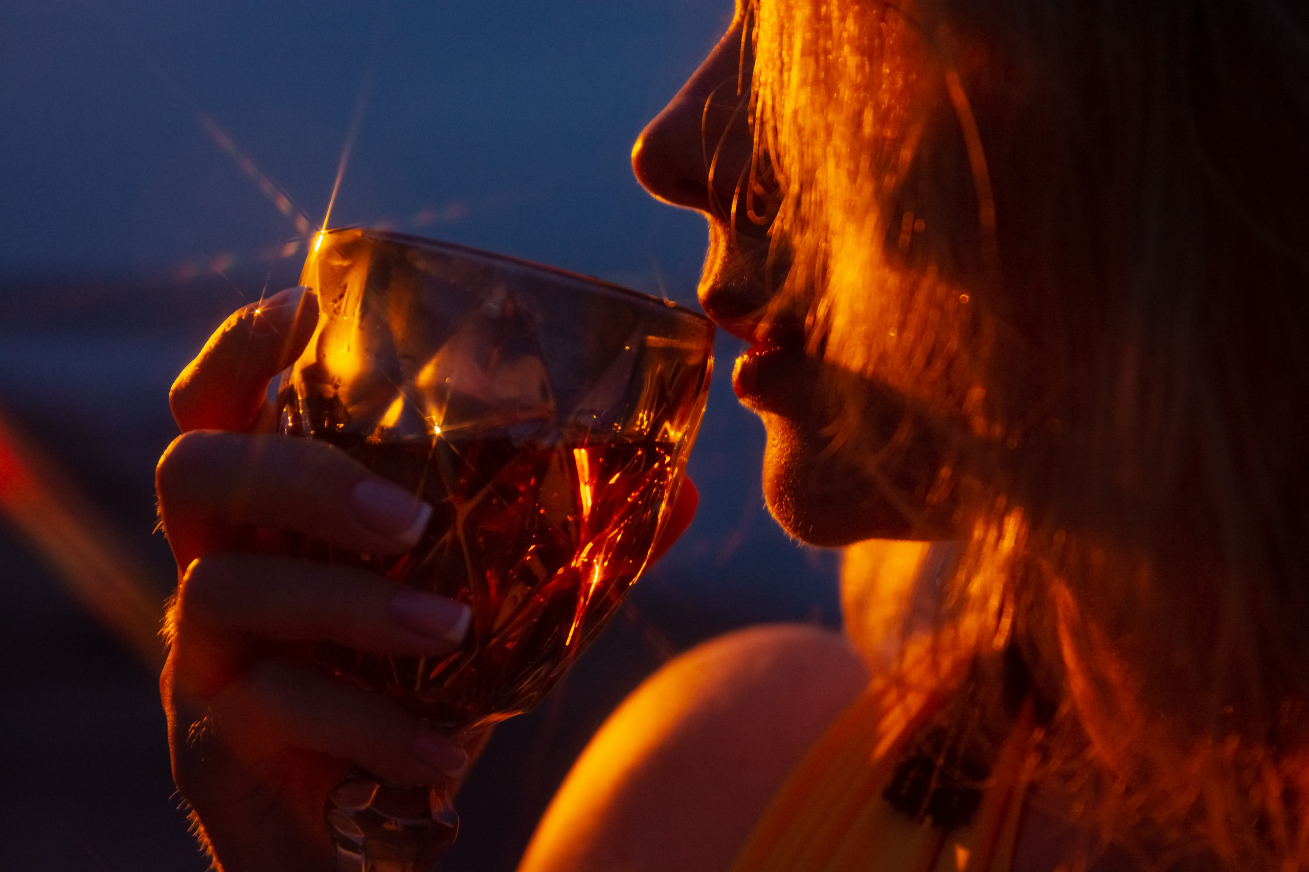 Валя. Съёмка на Финском заливе в воде и с огнём. Портретный фотограф в Санкт-Петербурге Дмитриева Наталия