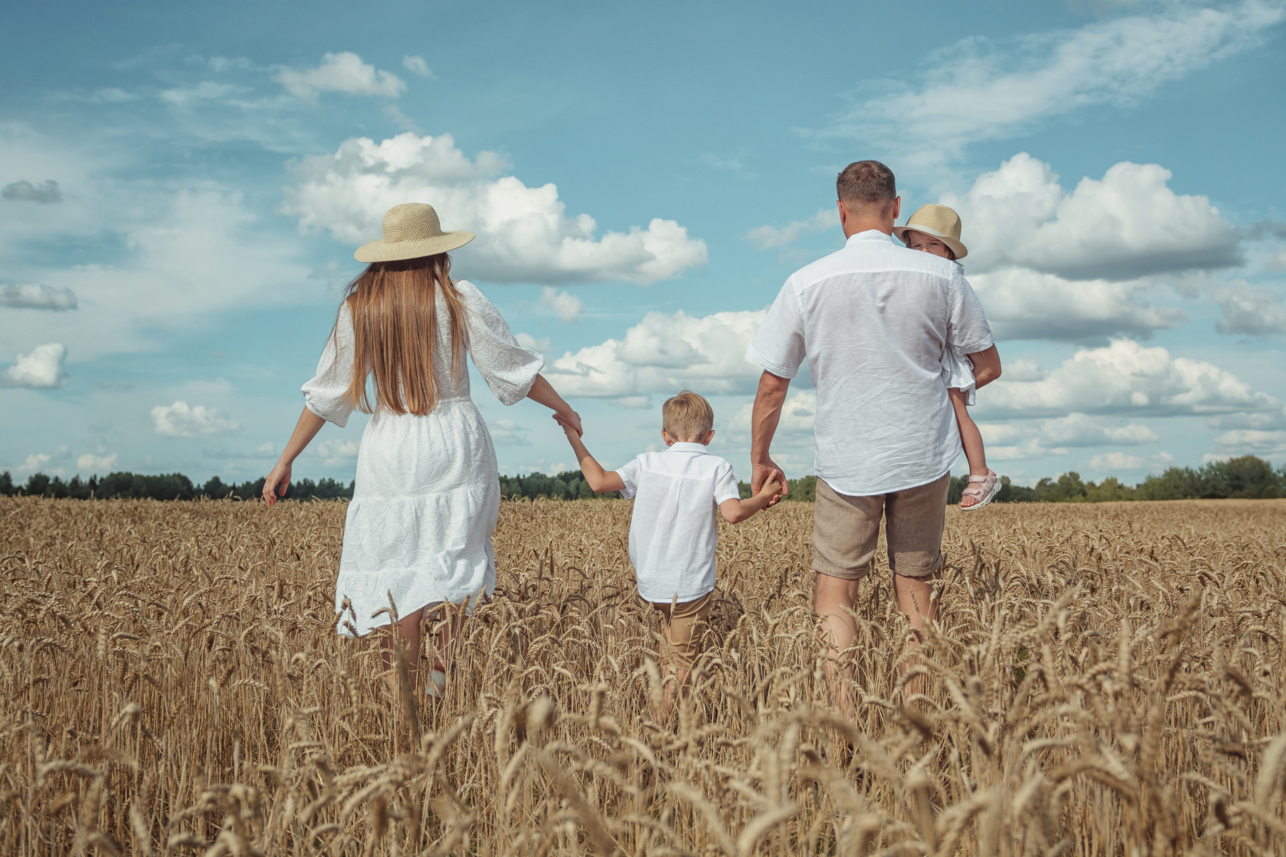 Анна и Александр. Семейная фотосессия в поле. Портретный фотограф в Санкт-Петербурге Дмитриева Наталия