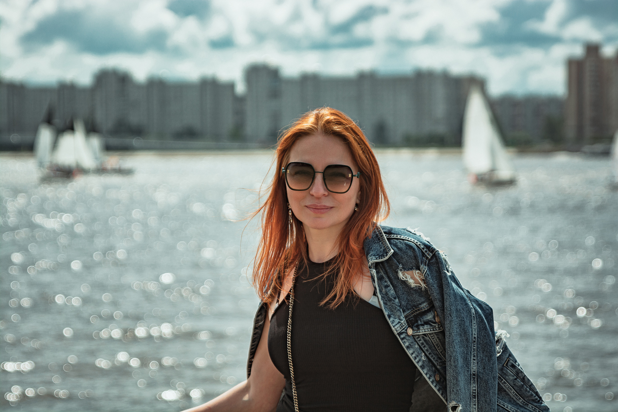 Рыжеволосая девушка портрет на фоне парусники