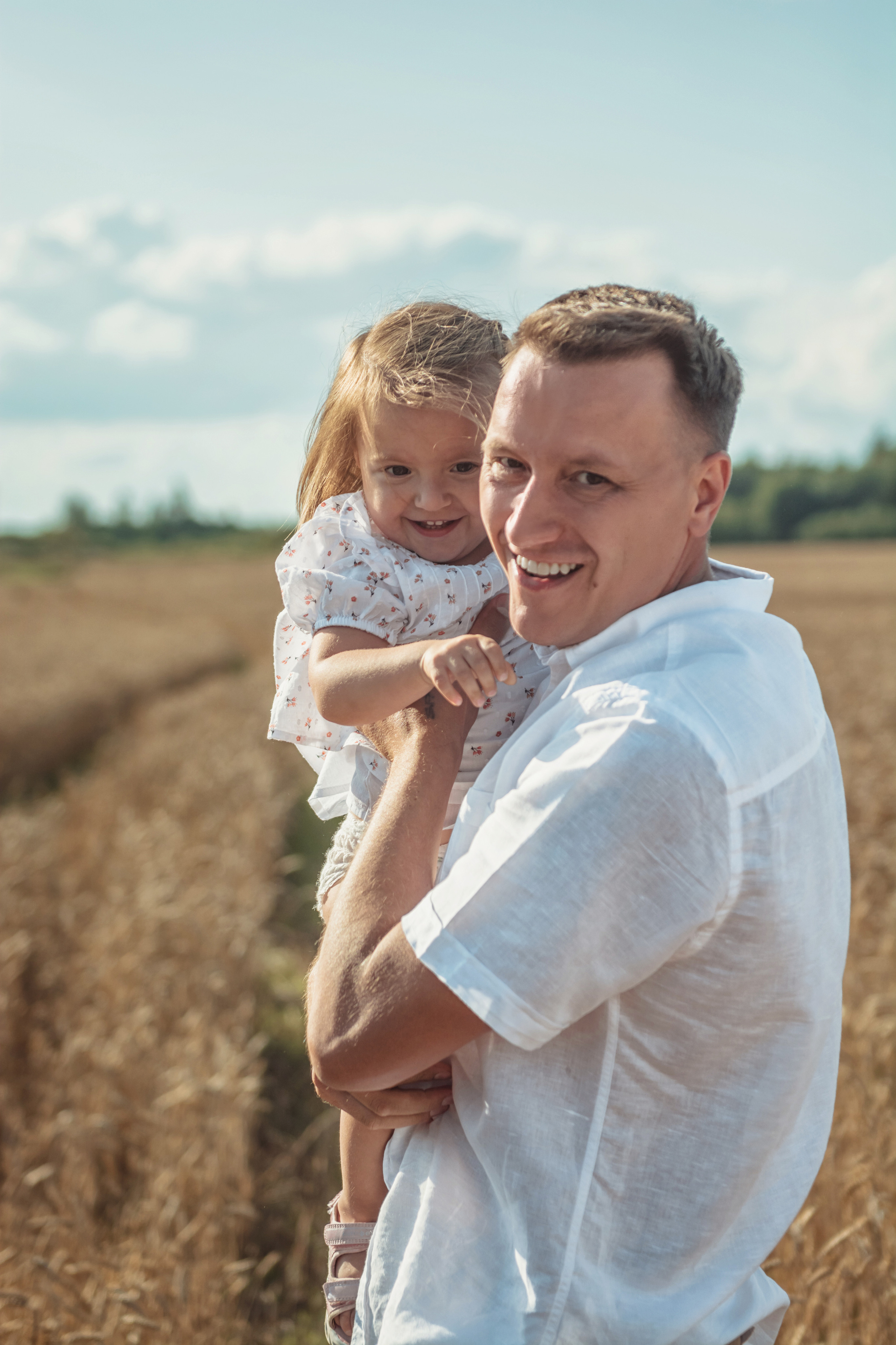Анна и Александр. Семейная фотосессия в поле. Портретный фотограф в Санкт-Петербурге Дмитриева Наталия