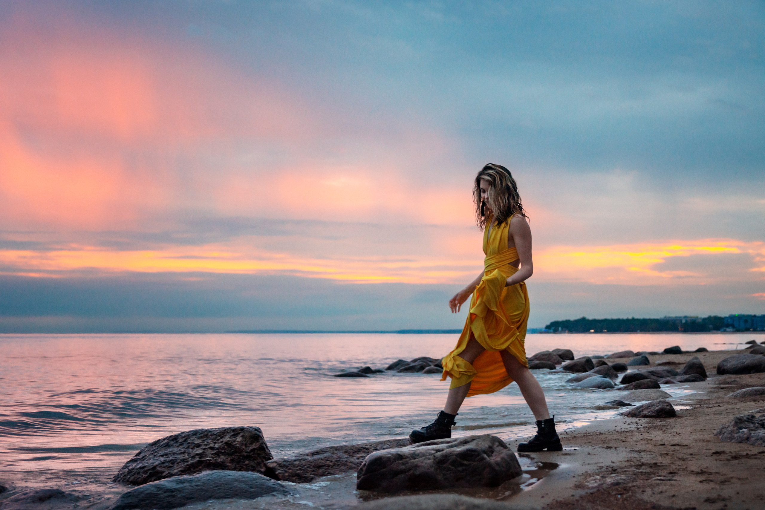 Нежность и элегантность девушки в желтом платье подчеркиваются волшебным закатом Финского залива