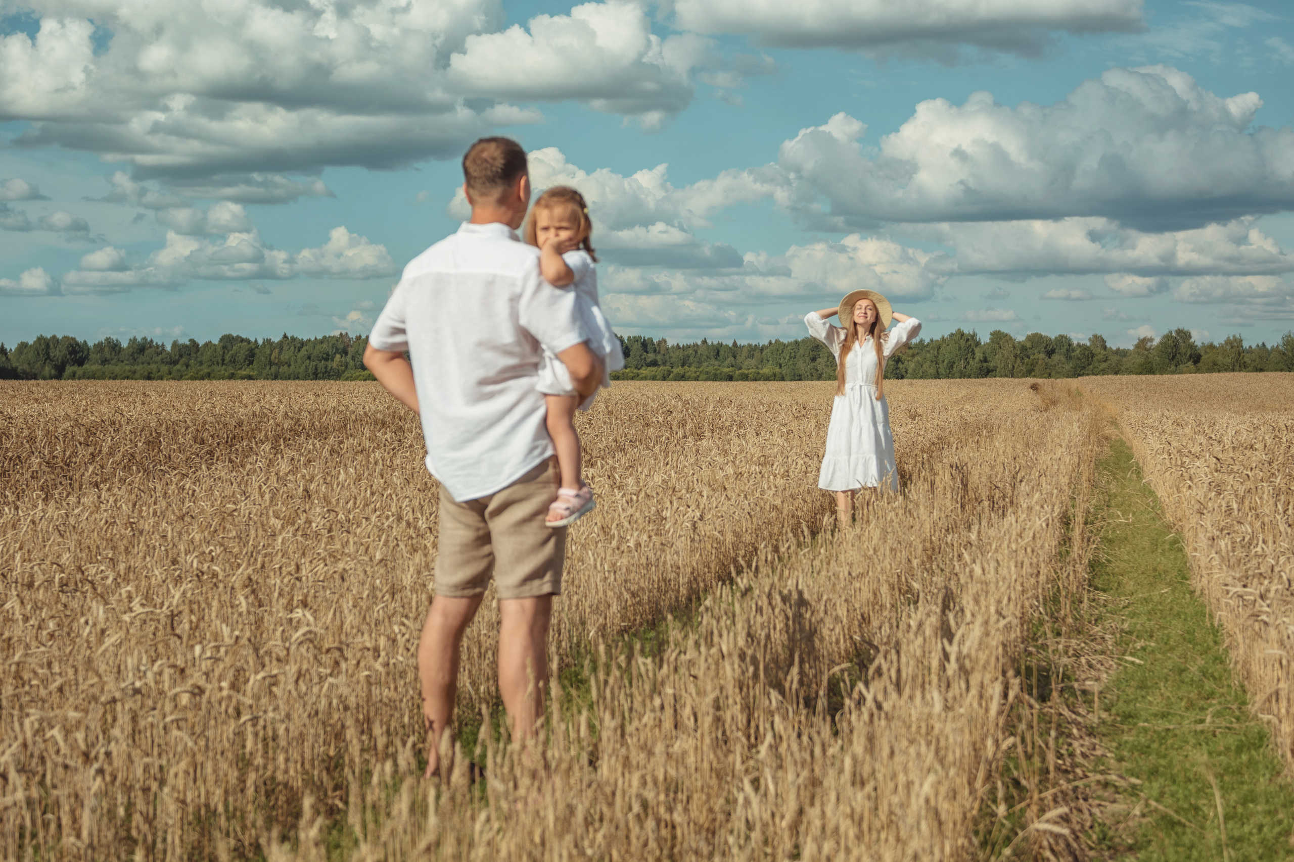 Анна и Александр. Семейная фотосессия в поле. Портретный фотограф в Санкт-Петербурге Дмитриева Наталия