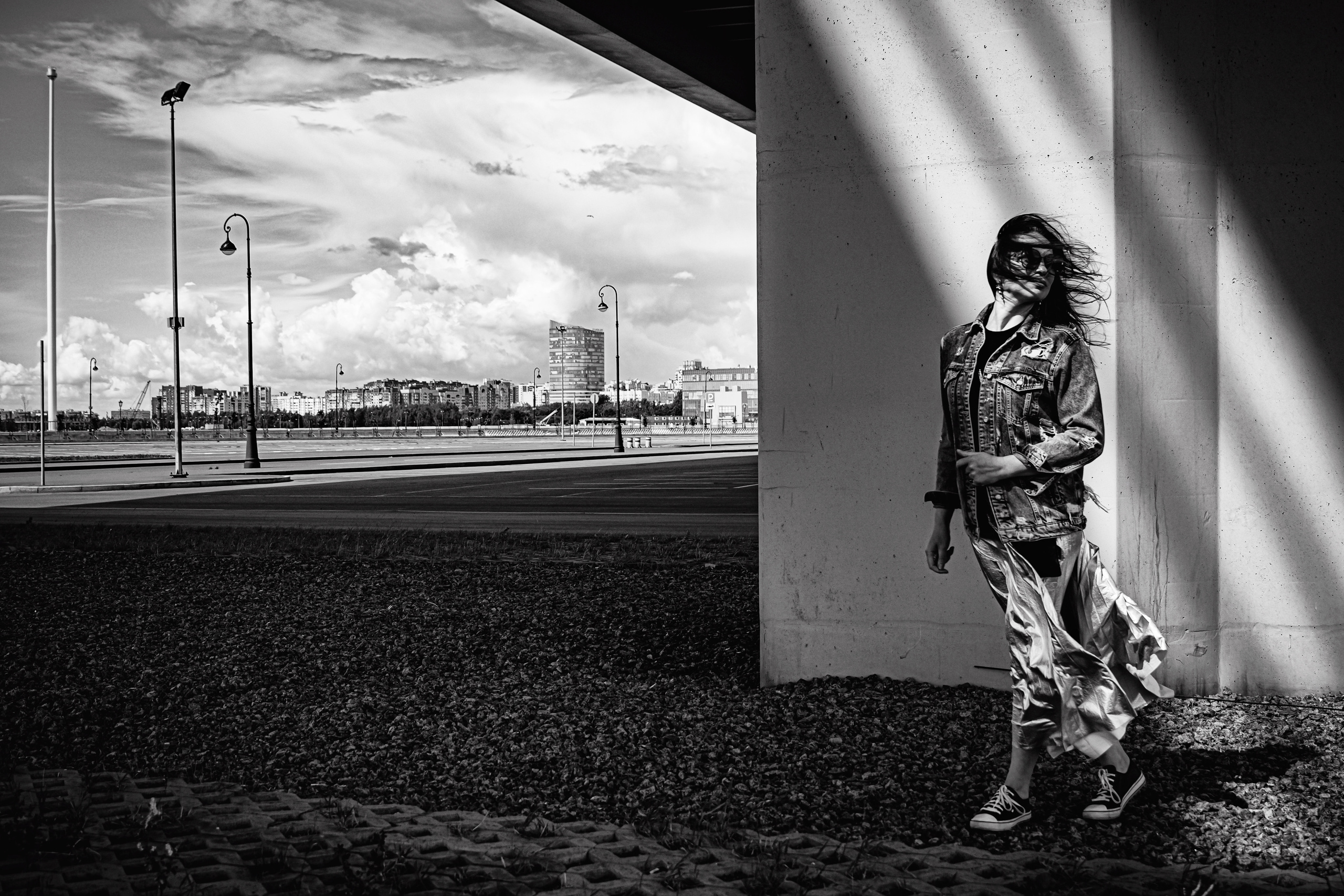 Игра света и тени под мостом чб