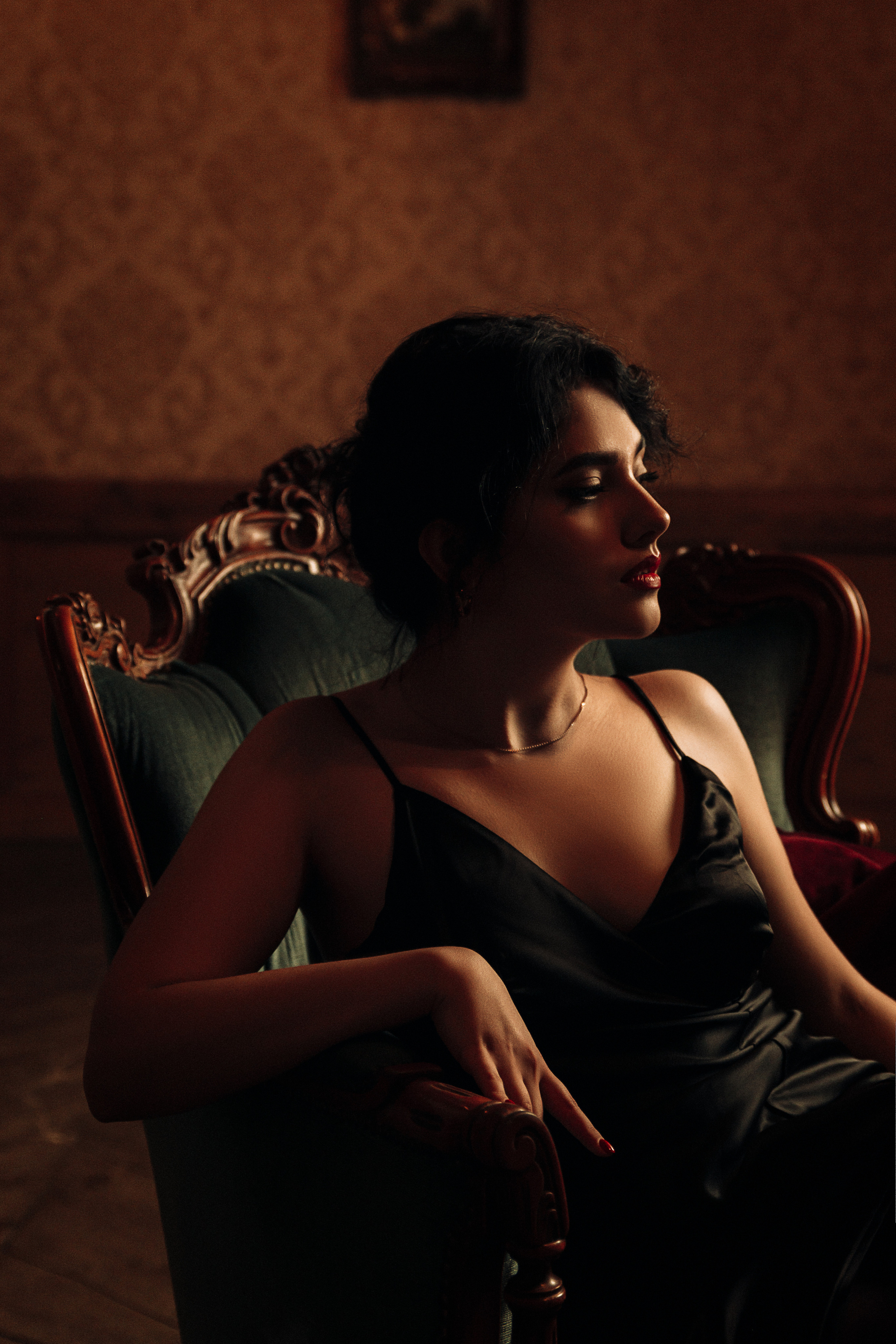 Тайна и элегантность: девушка в черном платье, вдохновленная произведениями Фабиана Переса, погружена в полумрак