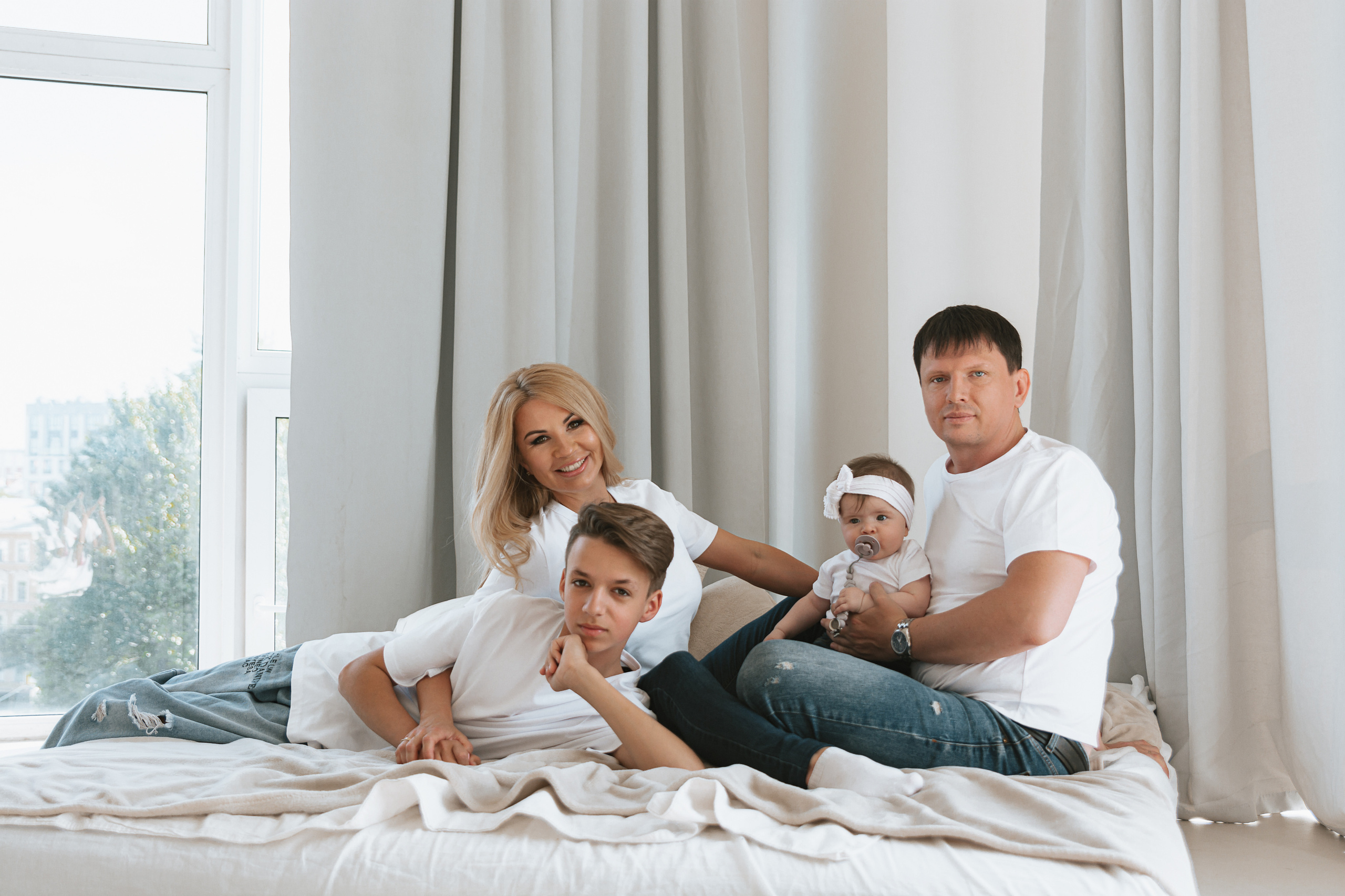 Счастливая семья на фото вместе, воплощающая истинные ценности: любовь, забота и поддержка друг друга.