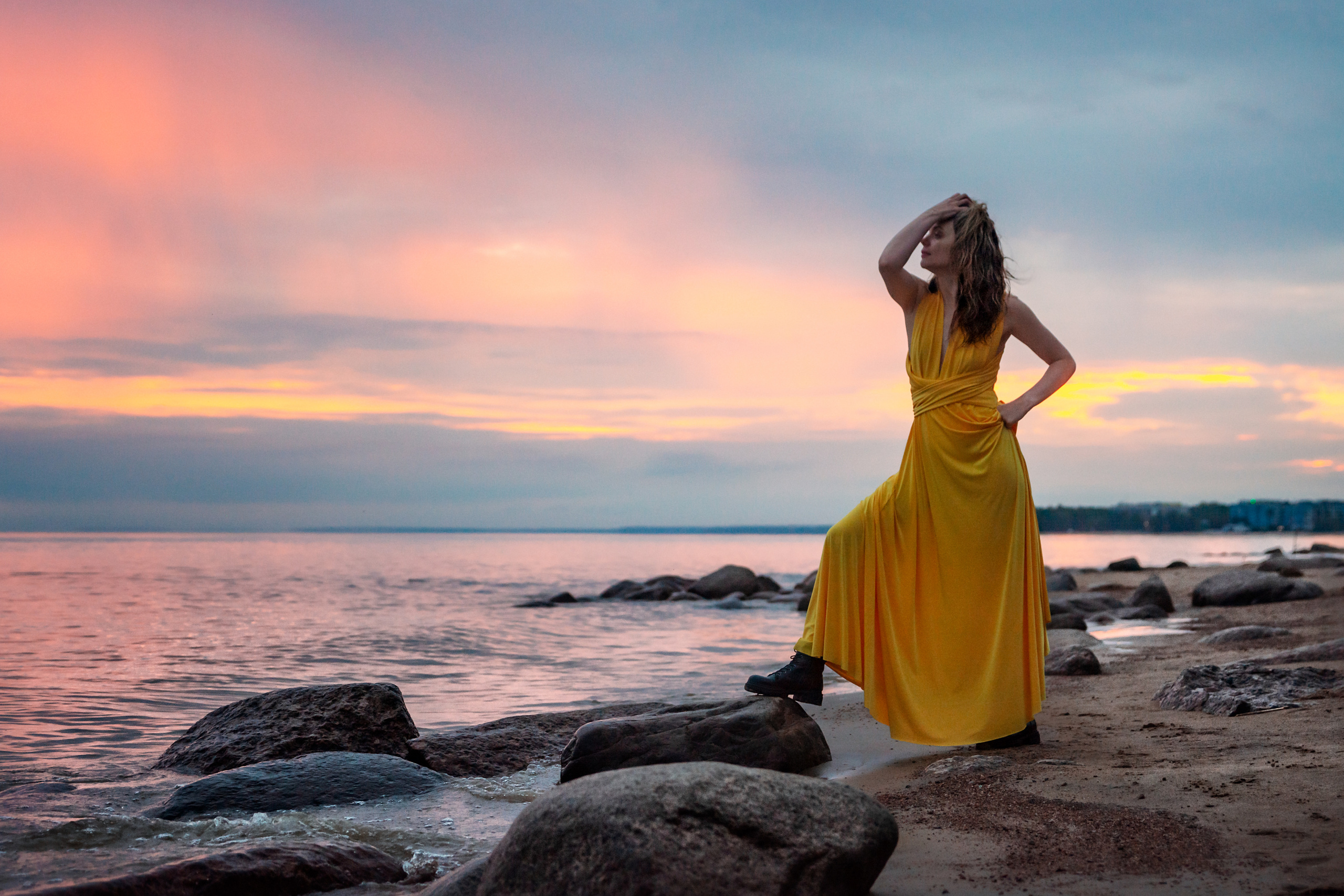 Красота природы сливается с анимацией, когда девушка в ярком желтом платье воплощает свою радость в танце на берегу Финского залива.