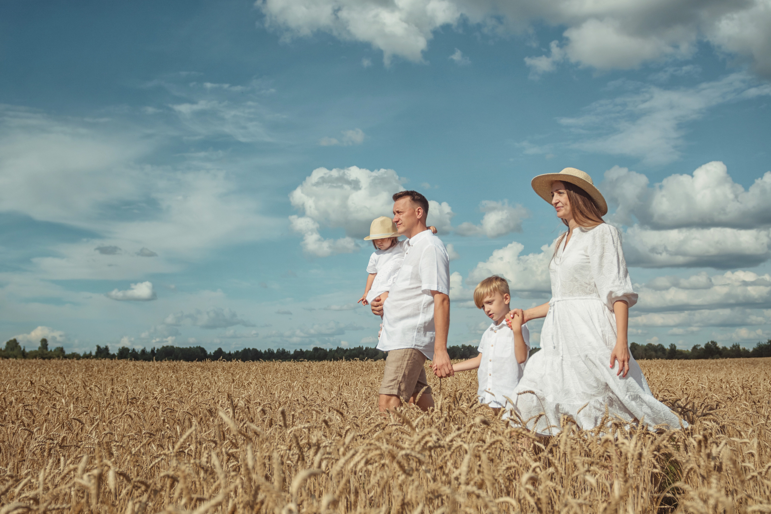 Анна и Александр. Семейная фотосессия в поле. Портретный фотограф в Санкт-Петербурге Дмитриева Наталия