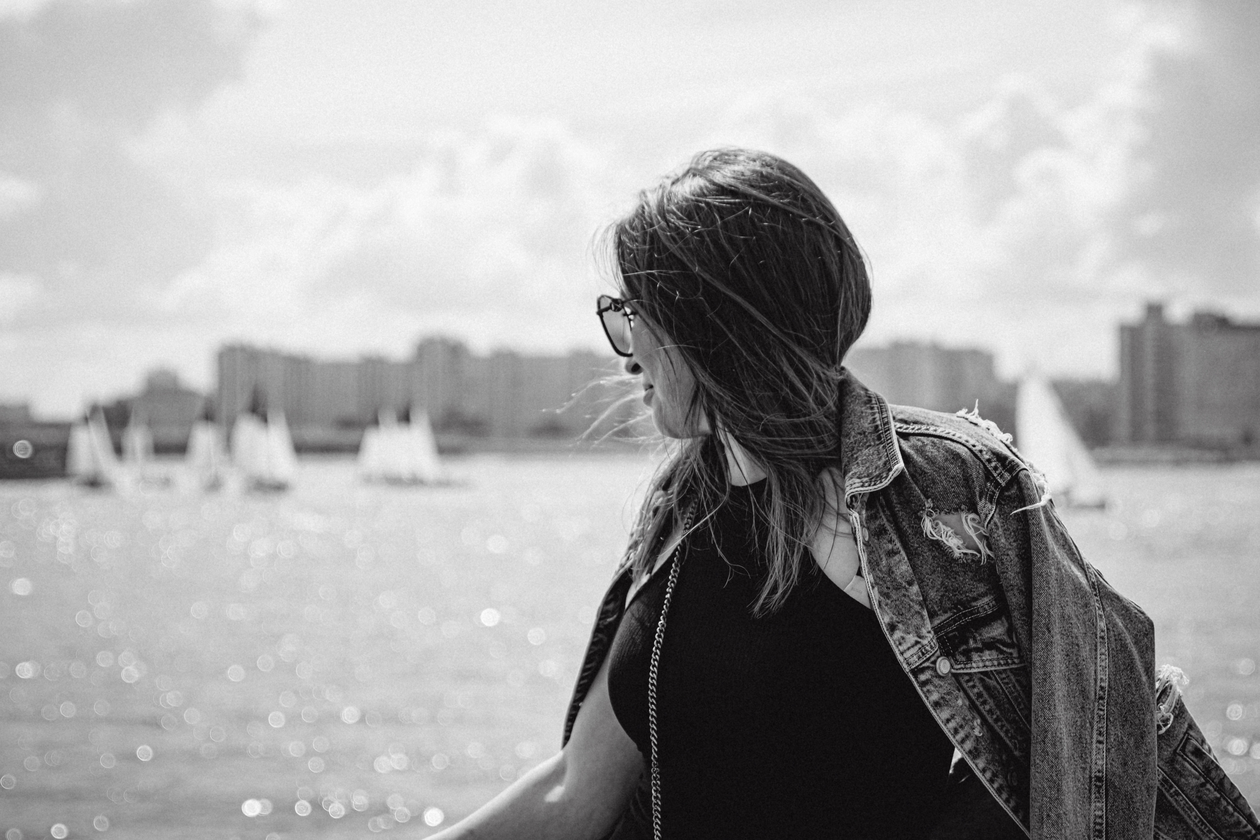 Девушк, на фоне парусники, чб