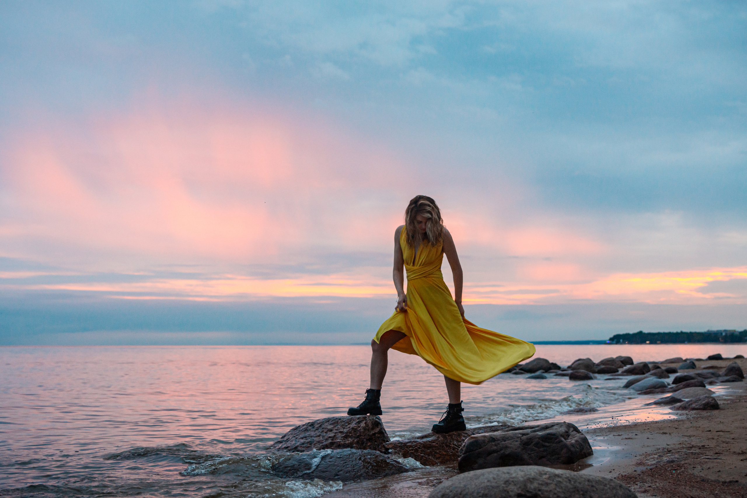 Пленительный закат заливает пейзаж множеством красок, а девушка в желтом платье танцует на берегу Финского залива.