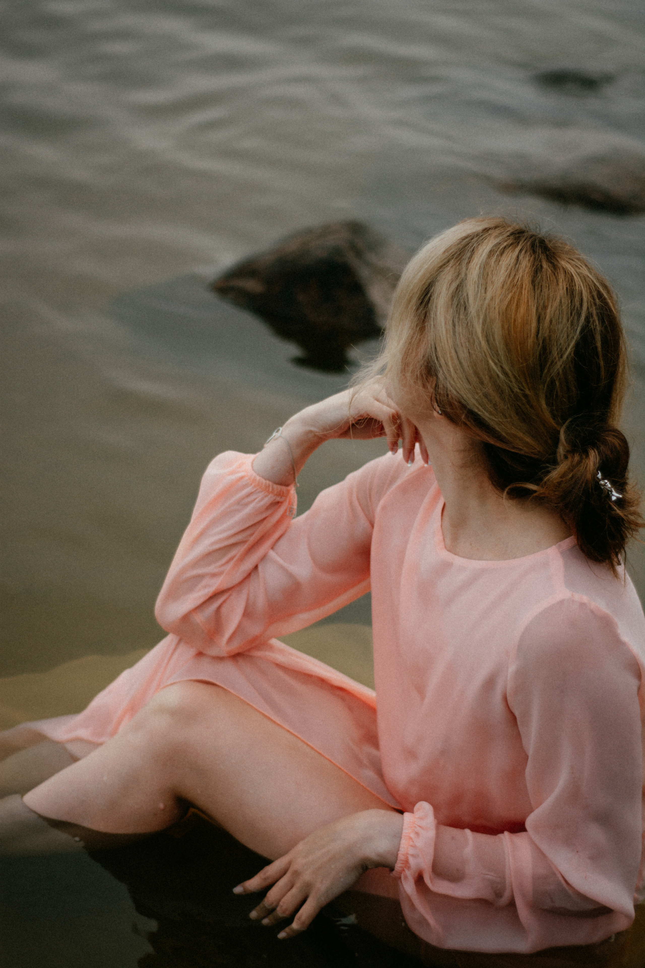 Валя. Съёмка на Финском заливе в воде и с огнём. Портретный фотограф в Санкт-Петербурге Дмитриева Наталия