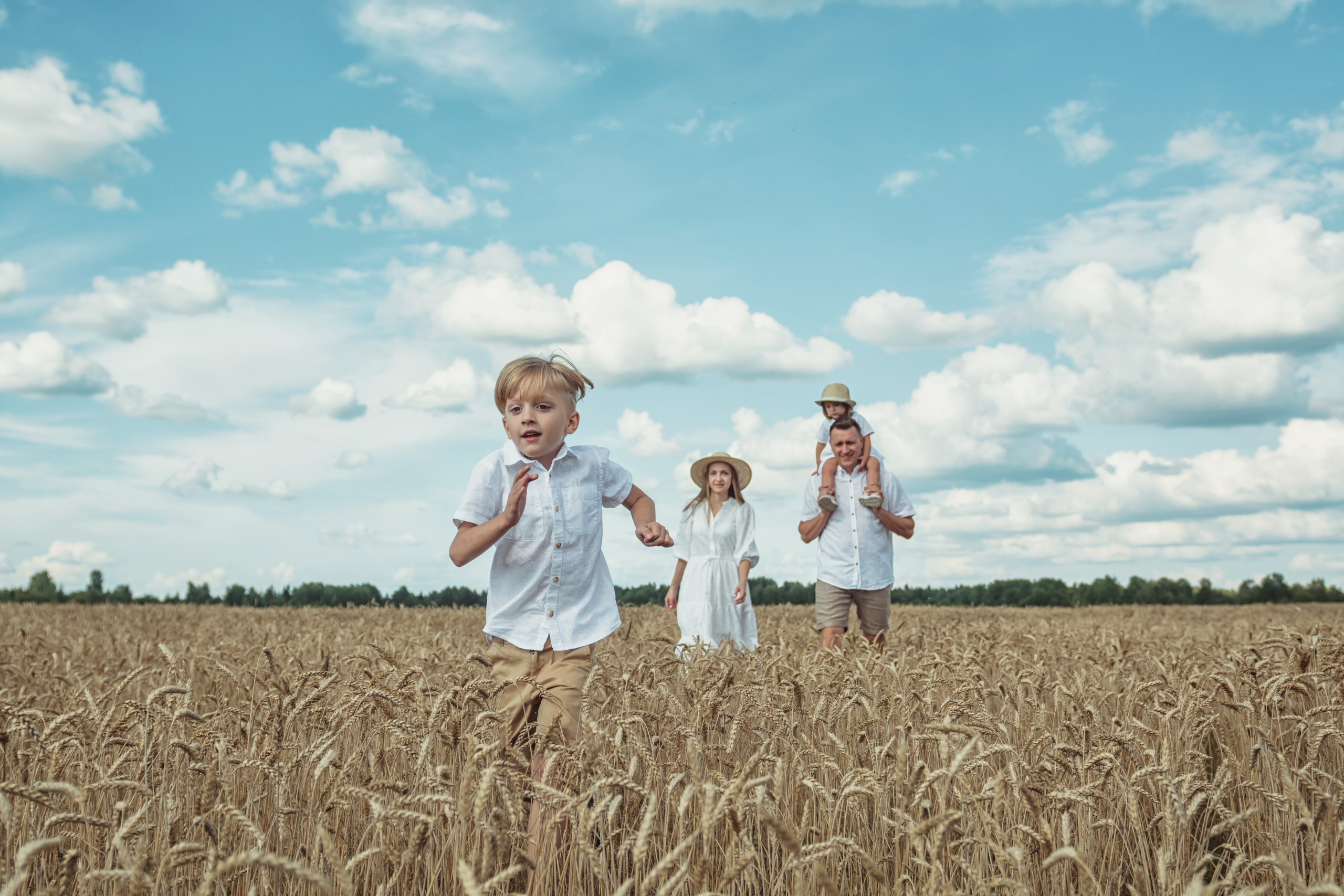 Анна и Александр. Семейная фотосессия в поле. Портретный фотограф в Санкт-Петербурге Дмитриева Наталия