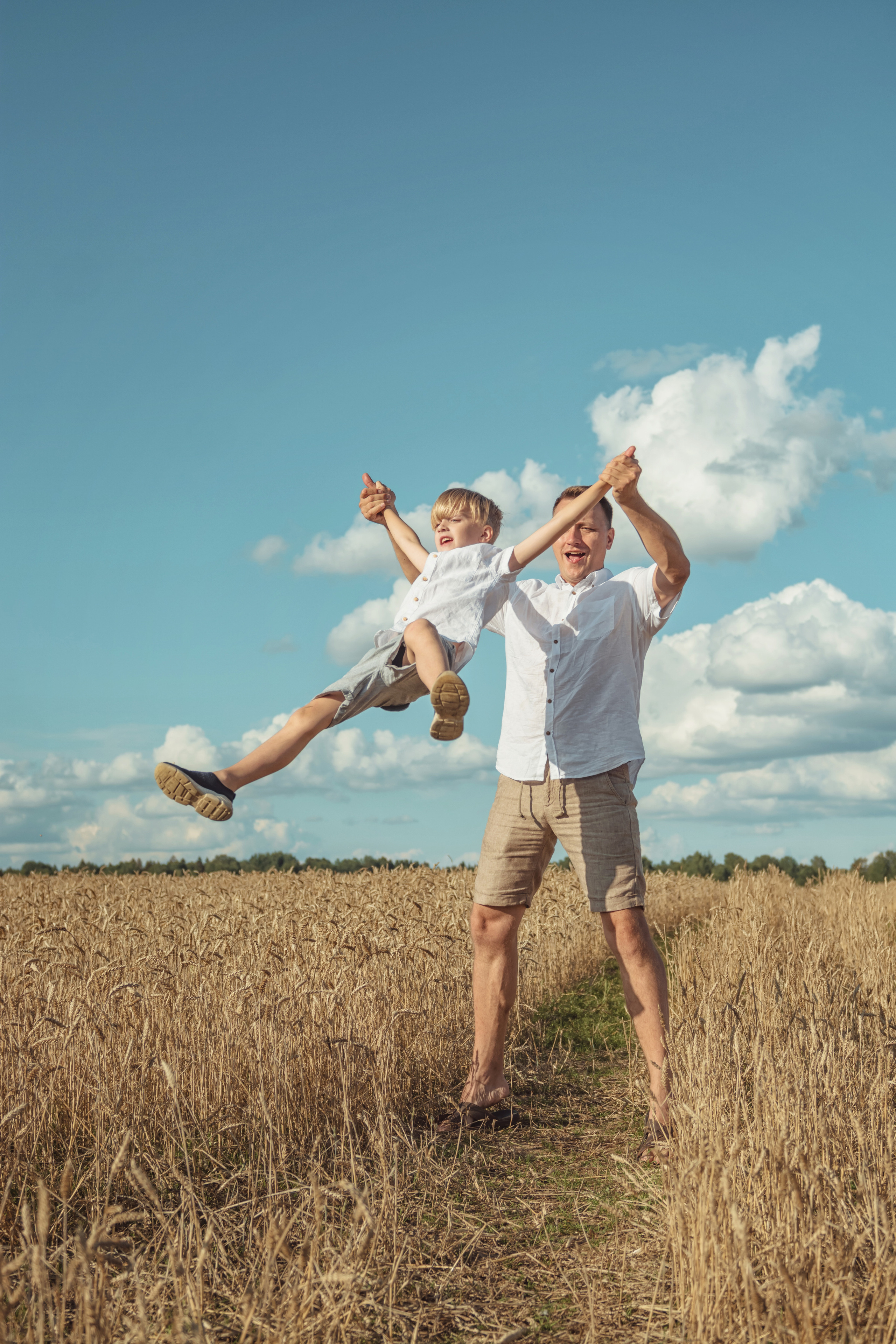 Анна и Александр. Семейная фотосессия в поле. Портретный фотограф в Санкт-Петербурге Дмитриева Наталия