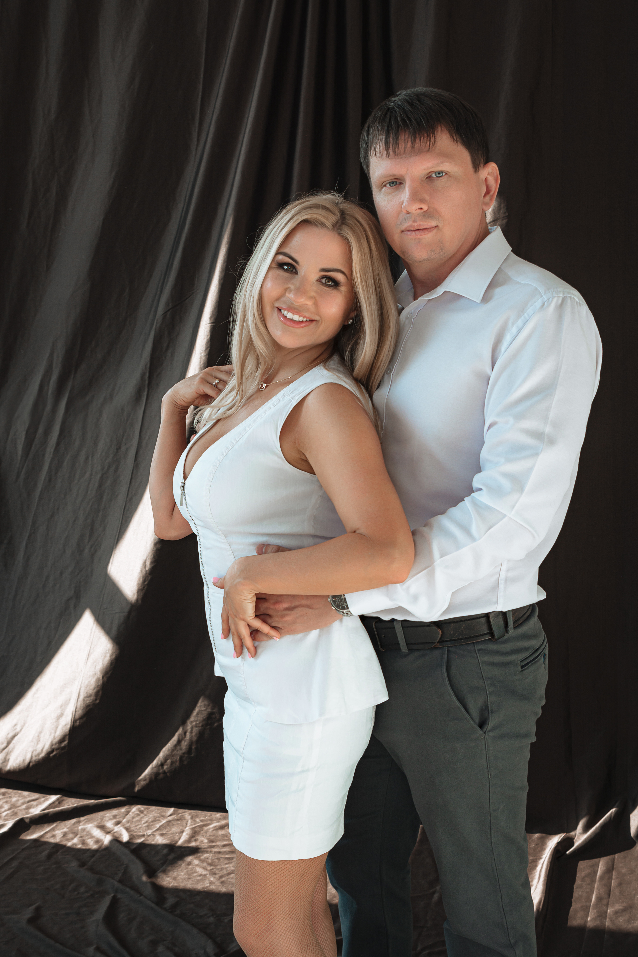 Запечатлённый момент показывает красивых родителей, чья любовь и стиль сочетаются в элегантной и гармоничной композиции.