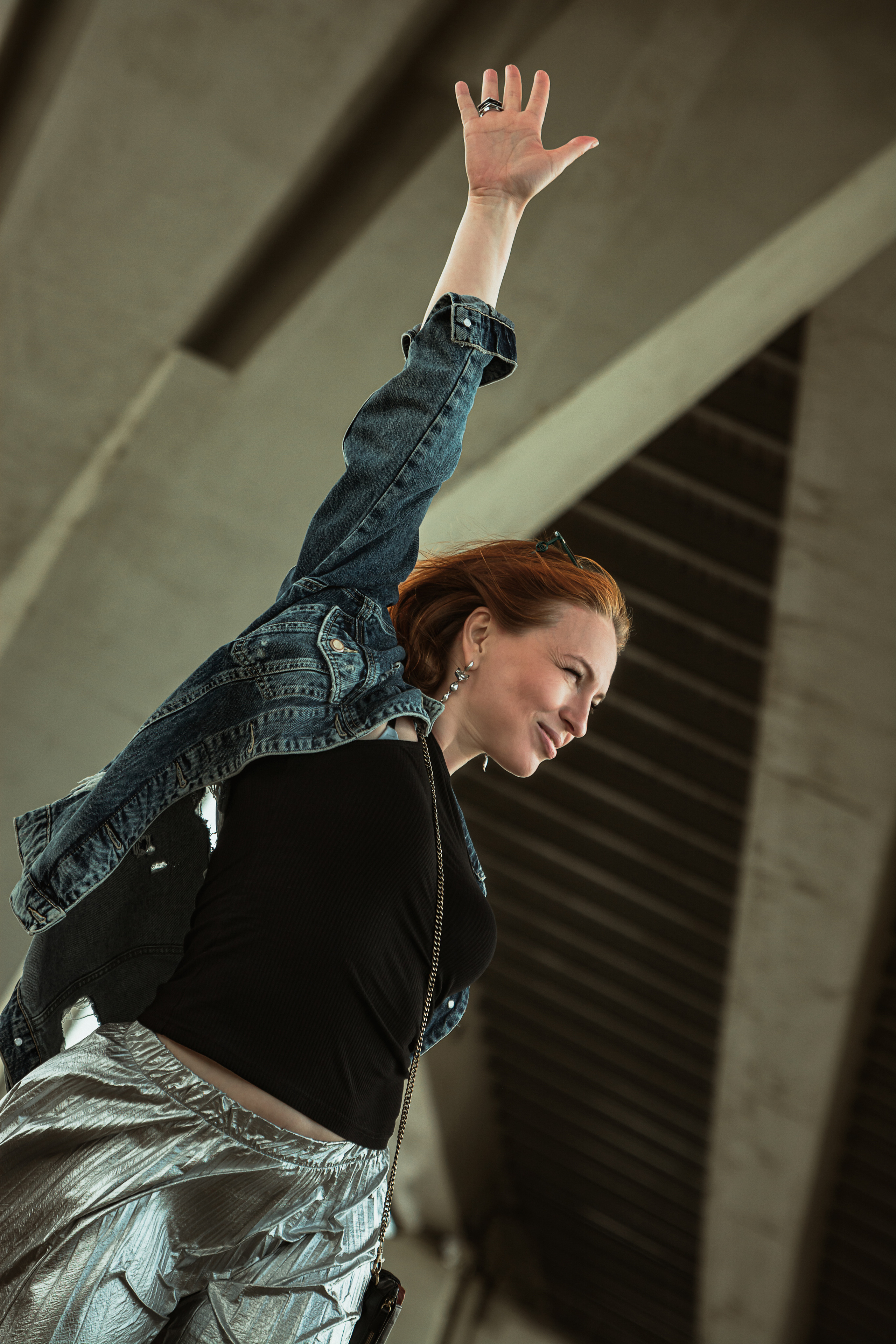 Под мостом рыжеволосая девушка