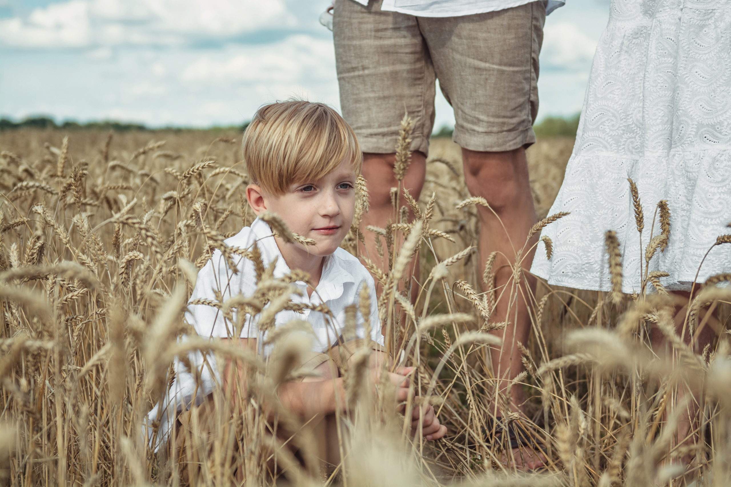 Анна и Александр. Семейная фотосессия в поле. Портретный фотограф в Санкт-Петербурге Дмитриева Наталия