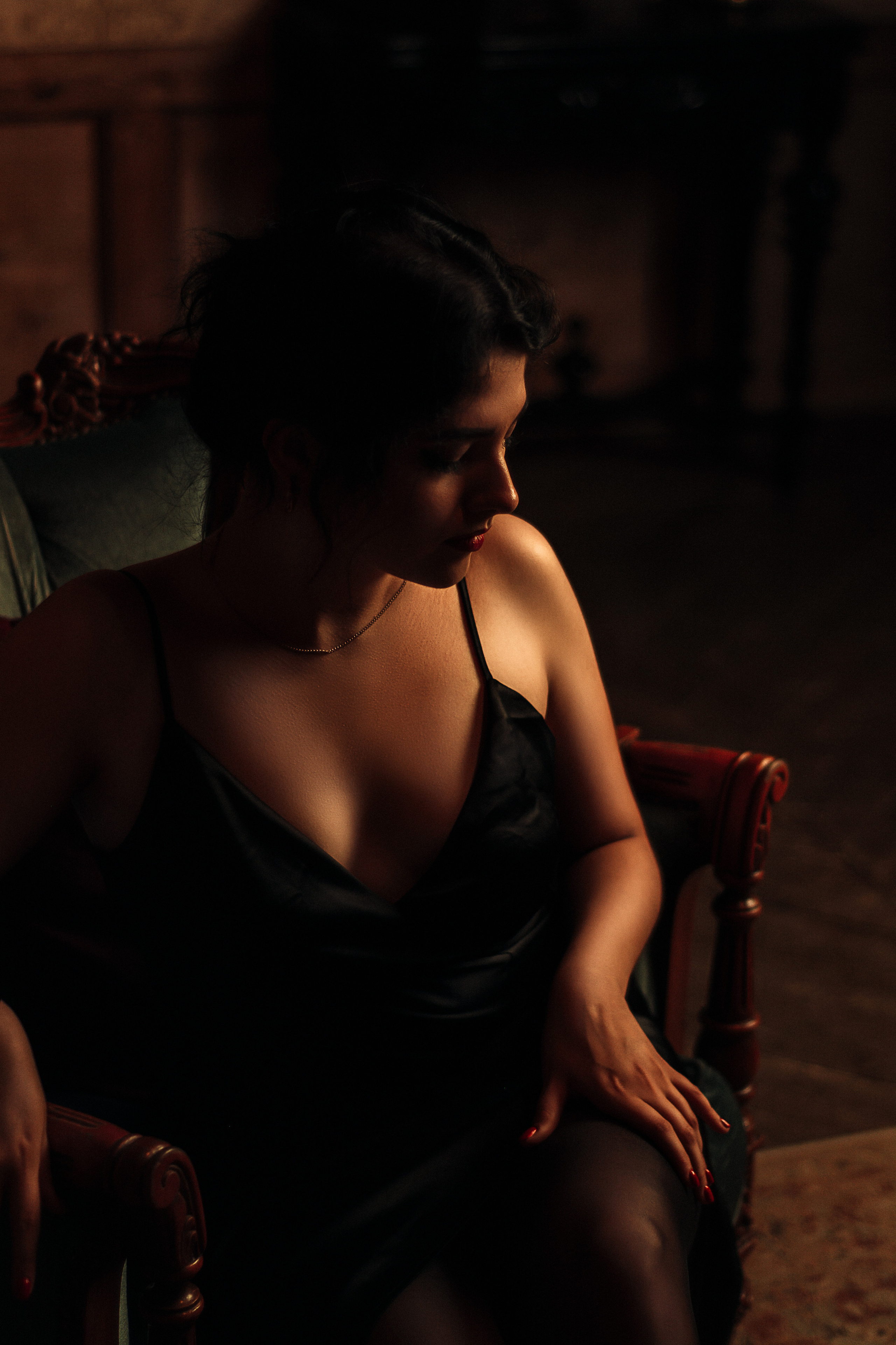  "Пленительная эстетика: вдохновленная картиными Фабиана Переса, девушка в черном платье воплощает красоту и интригу в окружении полумрака."