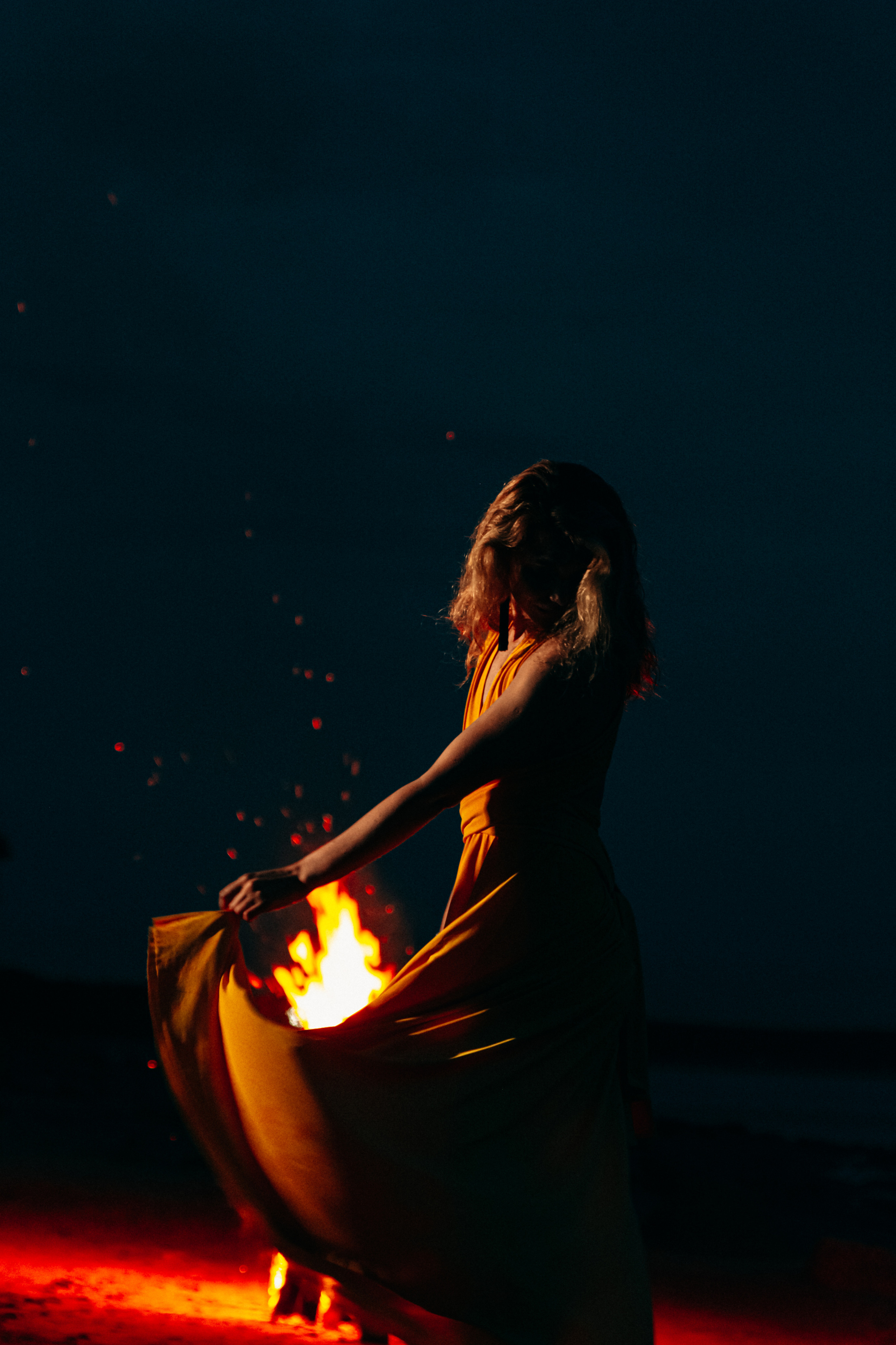 Валя. Съёмка на Финском заливе в воде и с огнём. Портретный фотограф в Санкт-Петербурге Дмитриева Наталия