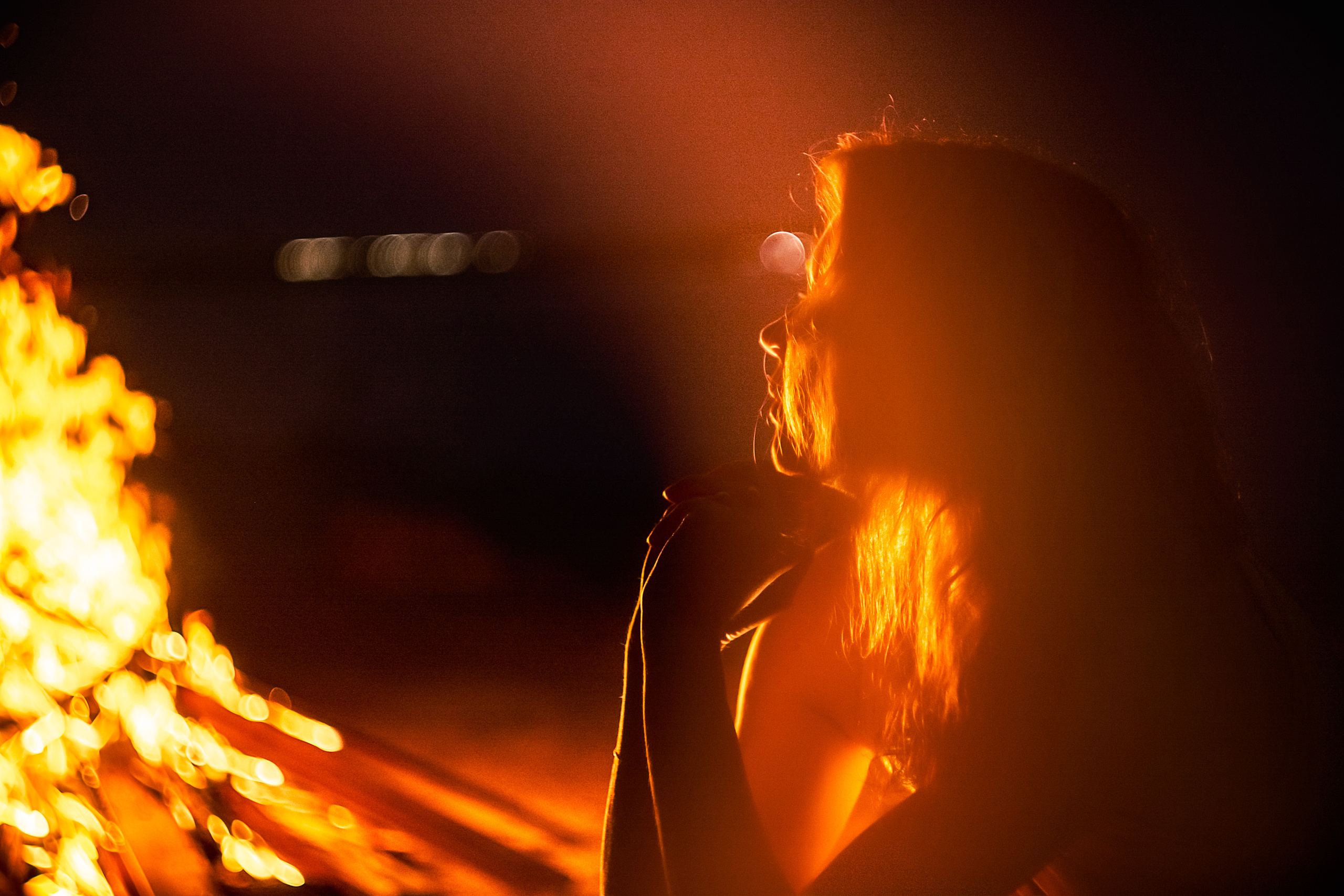 Валя. Съёмка на Финском заливе в воде и с огнём. Портретный фотограф в Санкт-Петербурге Дмитриева Наталия