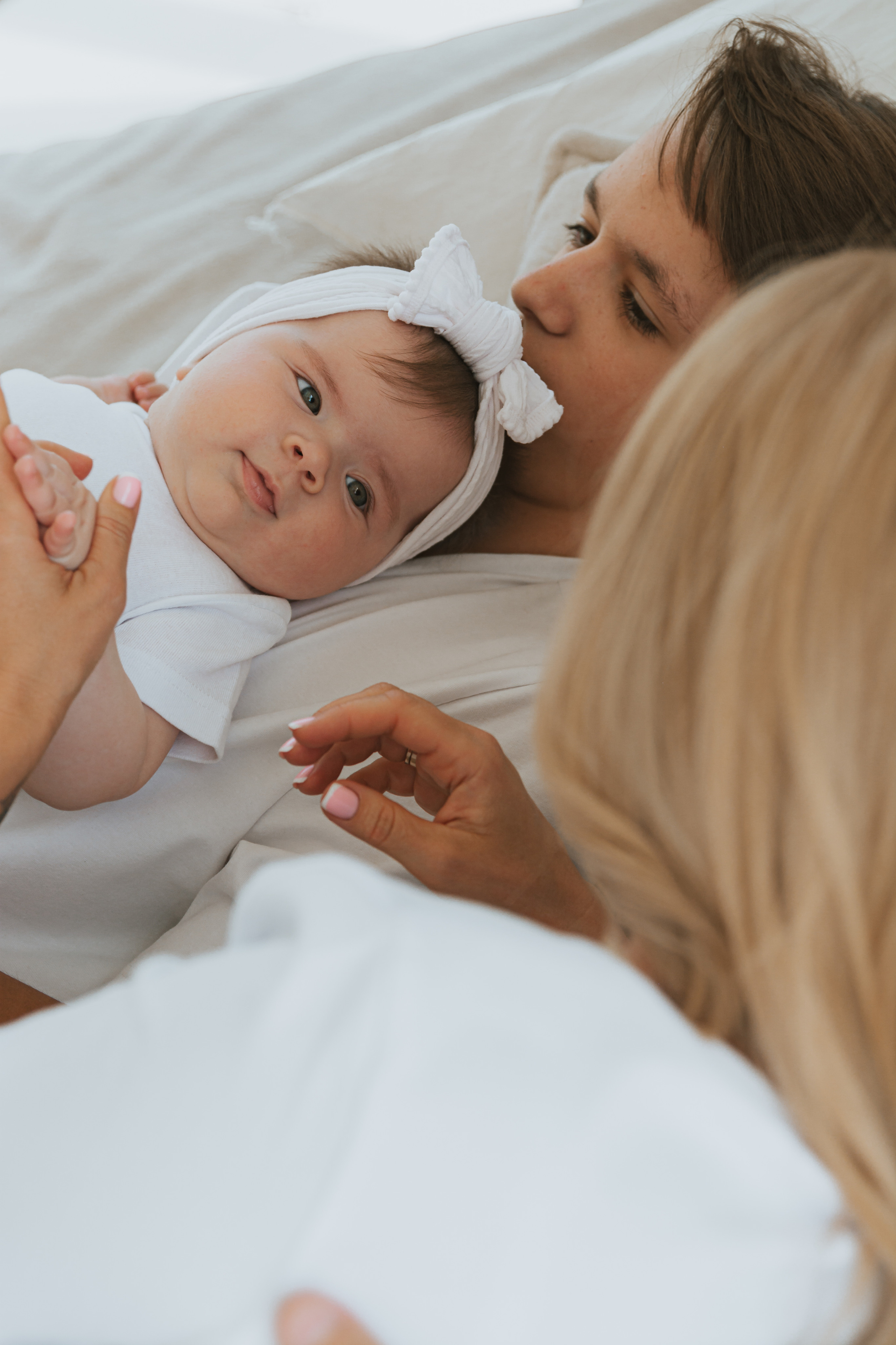 Фотография, отражающая нежное и заботливое отношение старшего брата к своей маленькой сестренке, полная семейной любви.