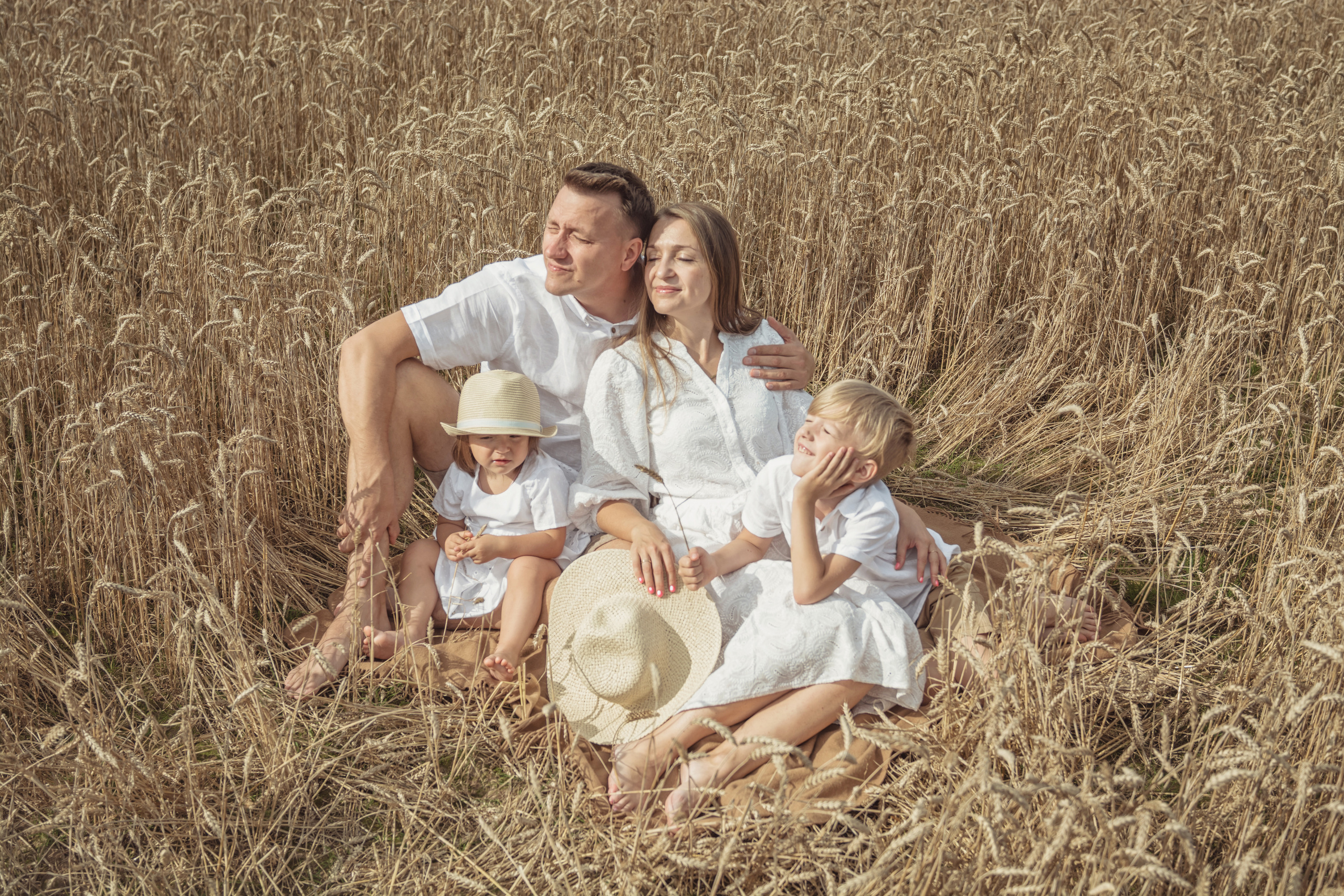 Анна и Александр. Семейная фотосессия в поле. Портретный фотограф в Санкт-Петербурге Дмитриева Наталия