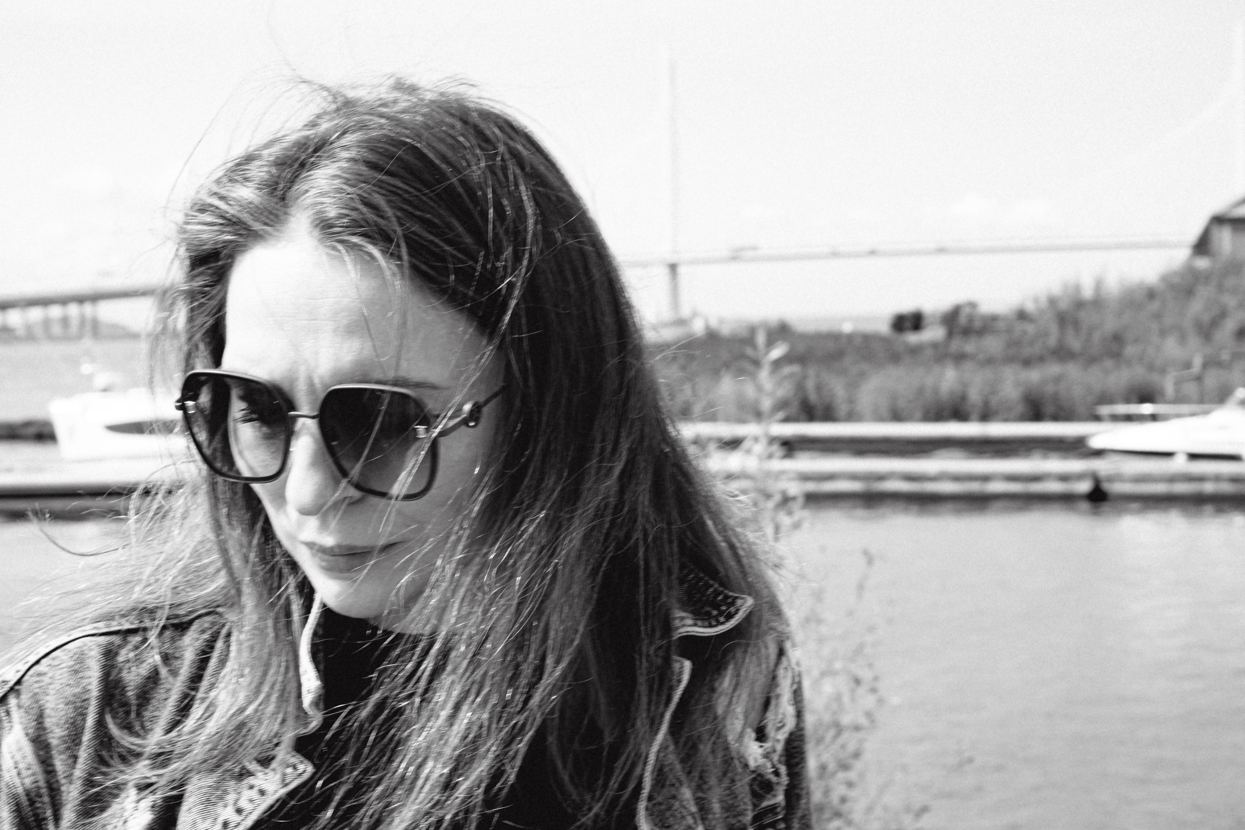 Девушка на берегу у причала