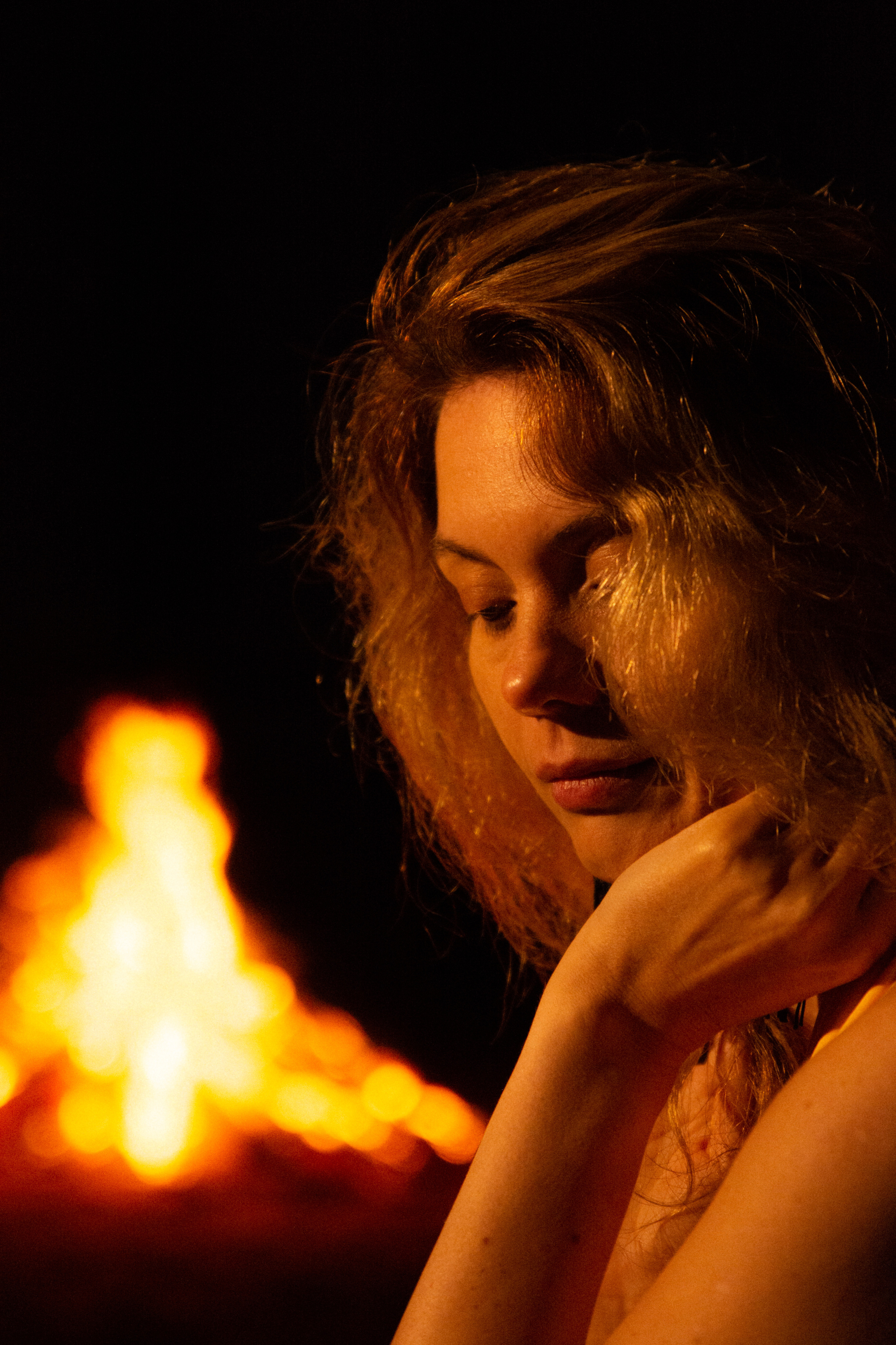 Валя. Съёмка на Финском заливе в воде и с огнём. Портретный фотограф в Санкт-Петербурге Дмитриева Наталия