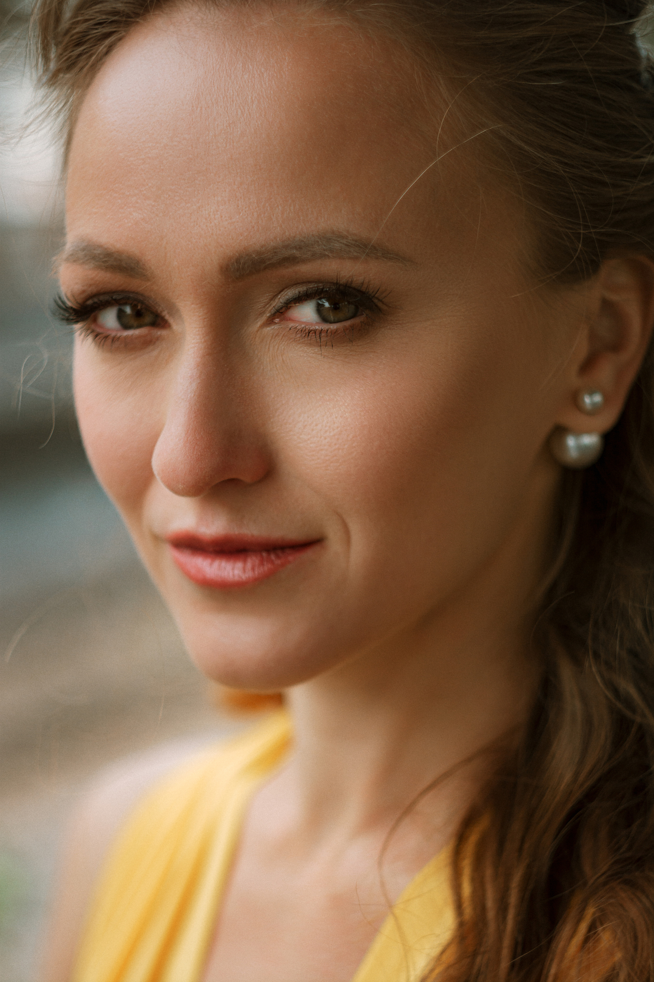 Портрет девушки в желтом платье на Витебском вокзале