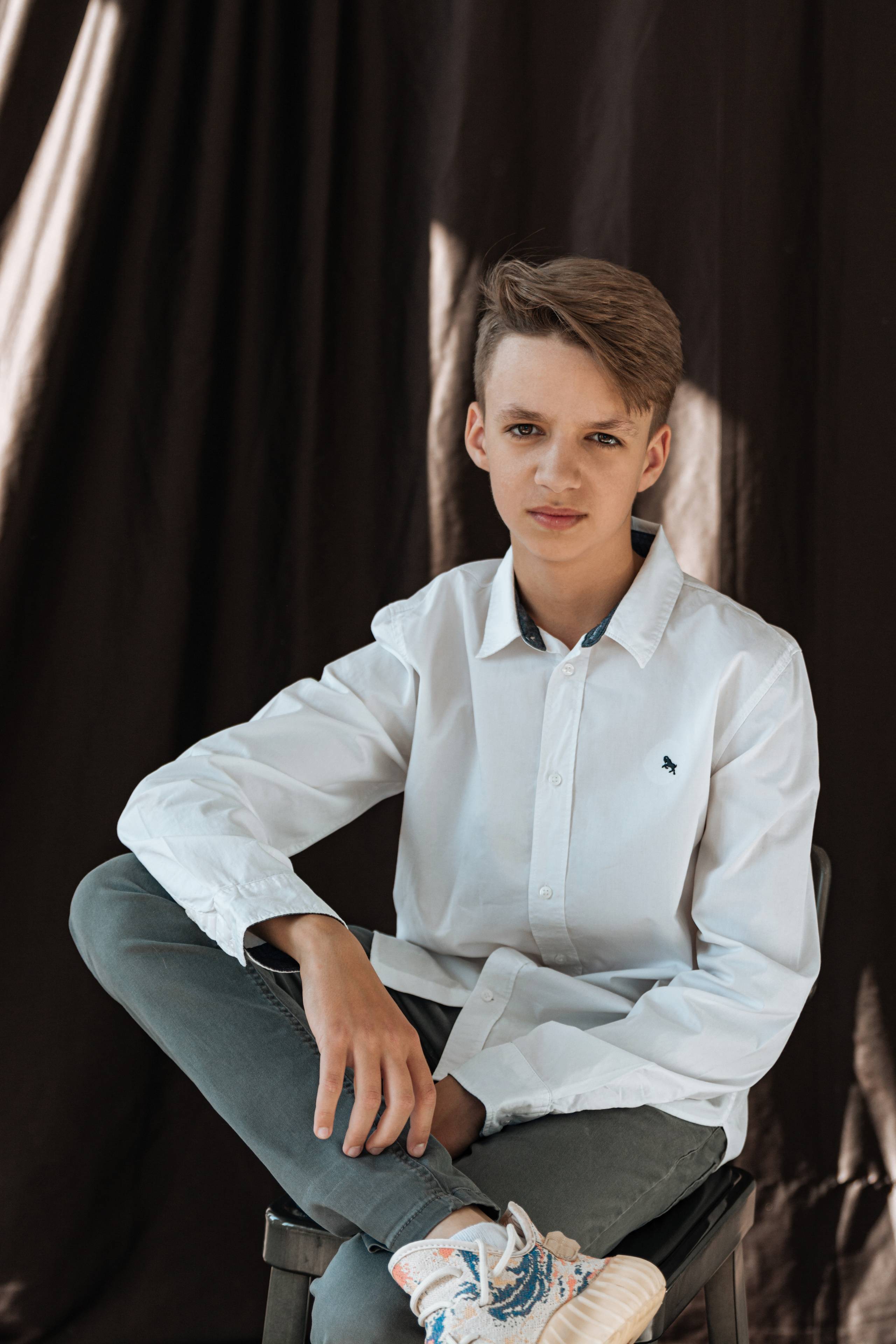 Запечатлеленный на фотографии старший брат воплощает идеал красивого и привлекательного подростка с его харизматичной внешностью.