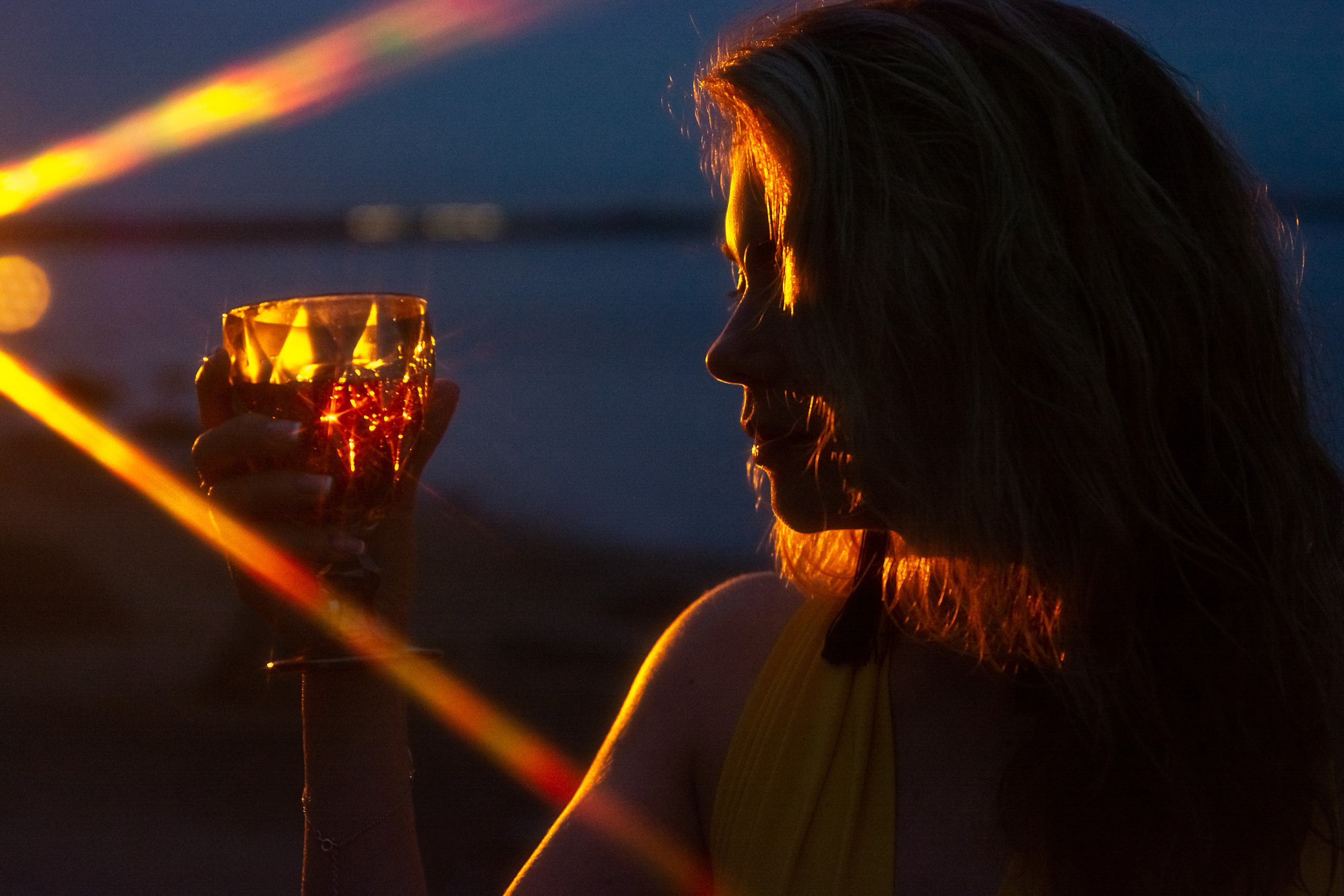 Валя. Съёмка на Финском заливе в воде и с огнём. Портретный фотограф в Санкт-Петербурге Дмитриева Наталия