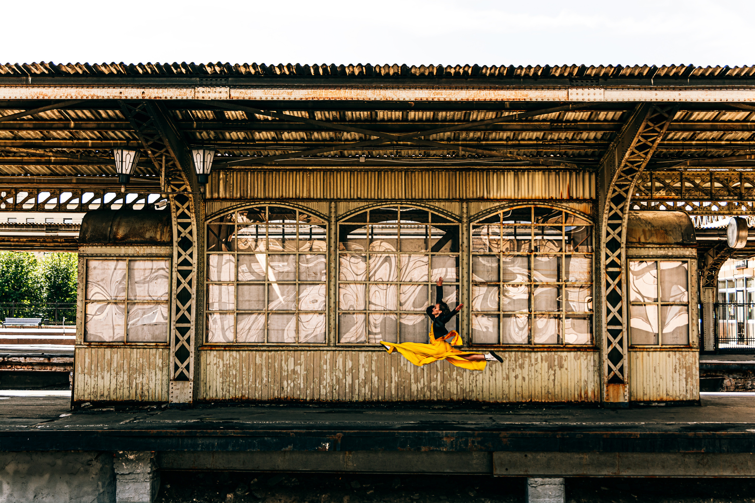 Яркое экстравагантное желтое платье подчеркивает элегантность танца на Витебском вокзале.