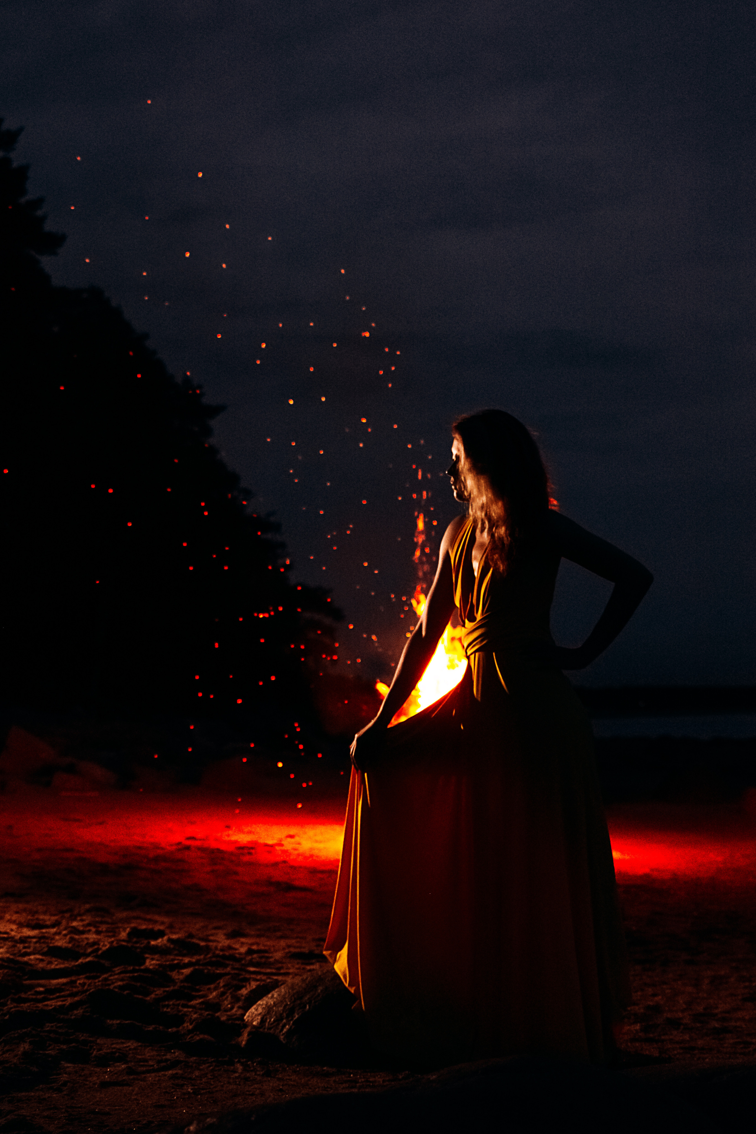 Валя. Съёмка на Финском заливе в воде и с огнём. Портретный фотограф в Санкт-Петербурге Дмитриева Наталия