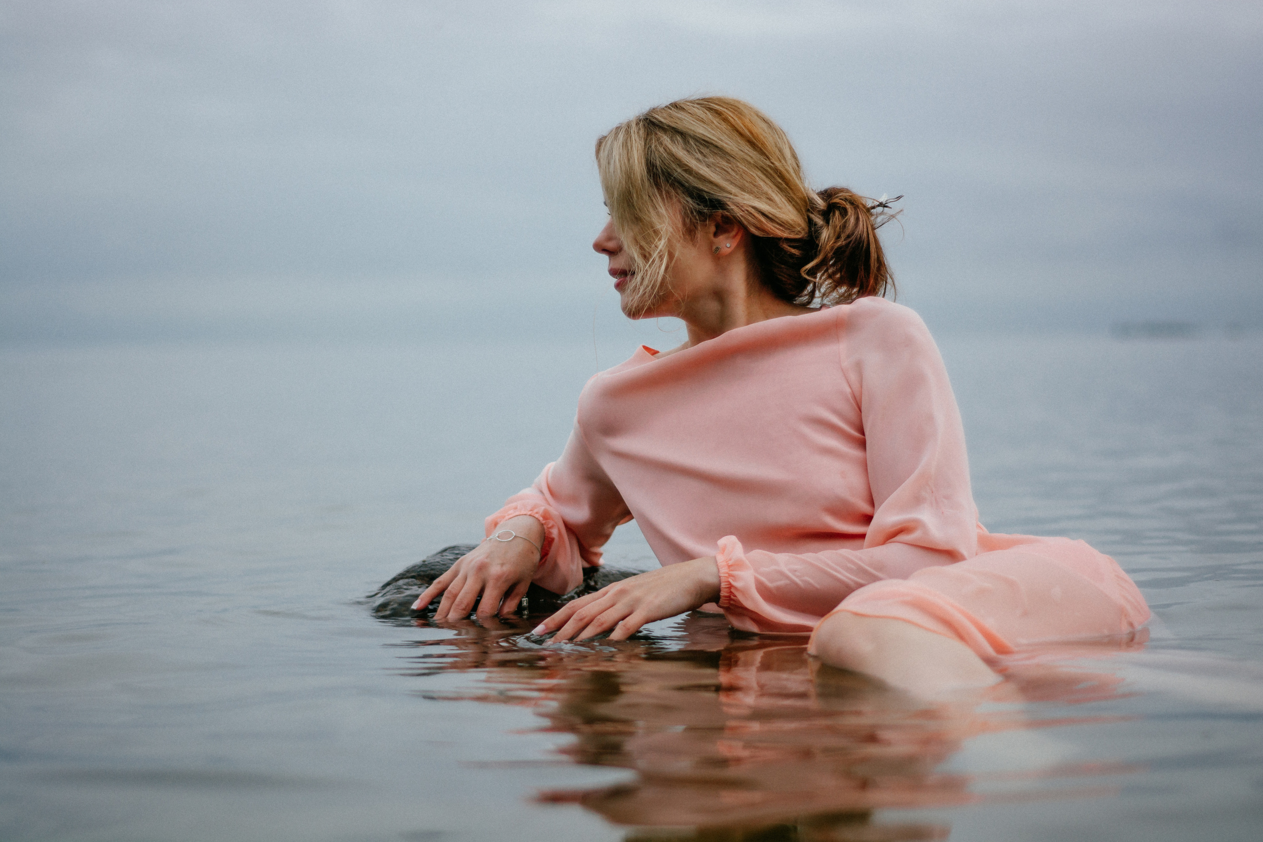 Валя. Съёмка на Финском заливе в воде и с огнём. Портретный фотограф в Санкт-Петербурге Дмитриева Наталия