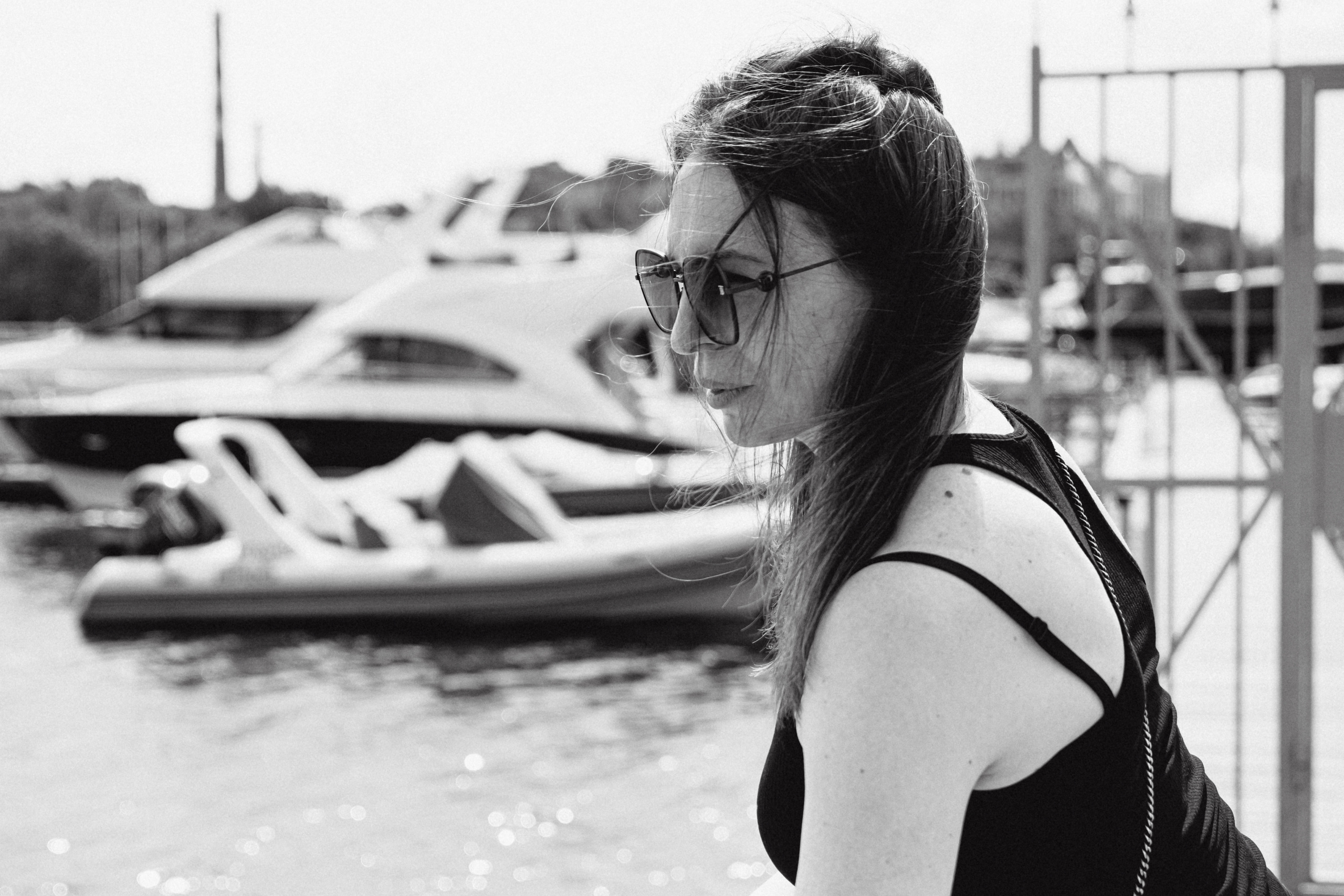 Девушка на пирсе