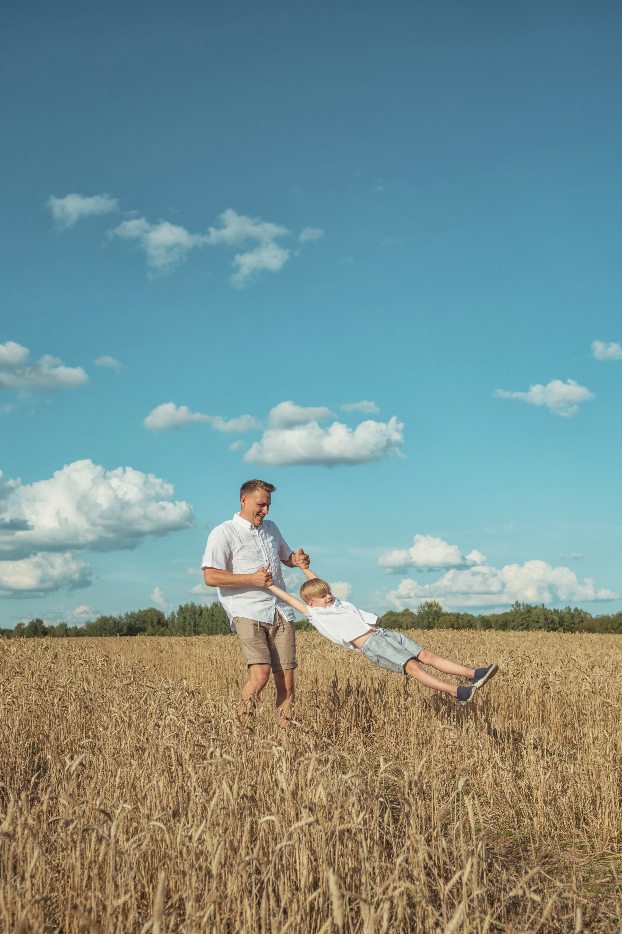 Анна и Александр. Семейная фотосессия в поле. Портретный фотограф в Санкт-Петербурге Дмитриева Наталия