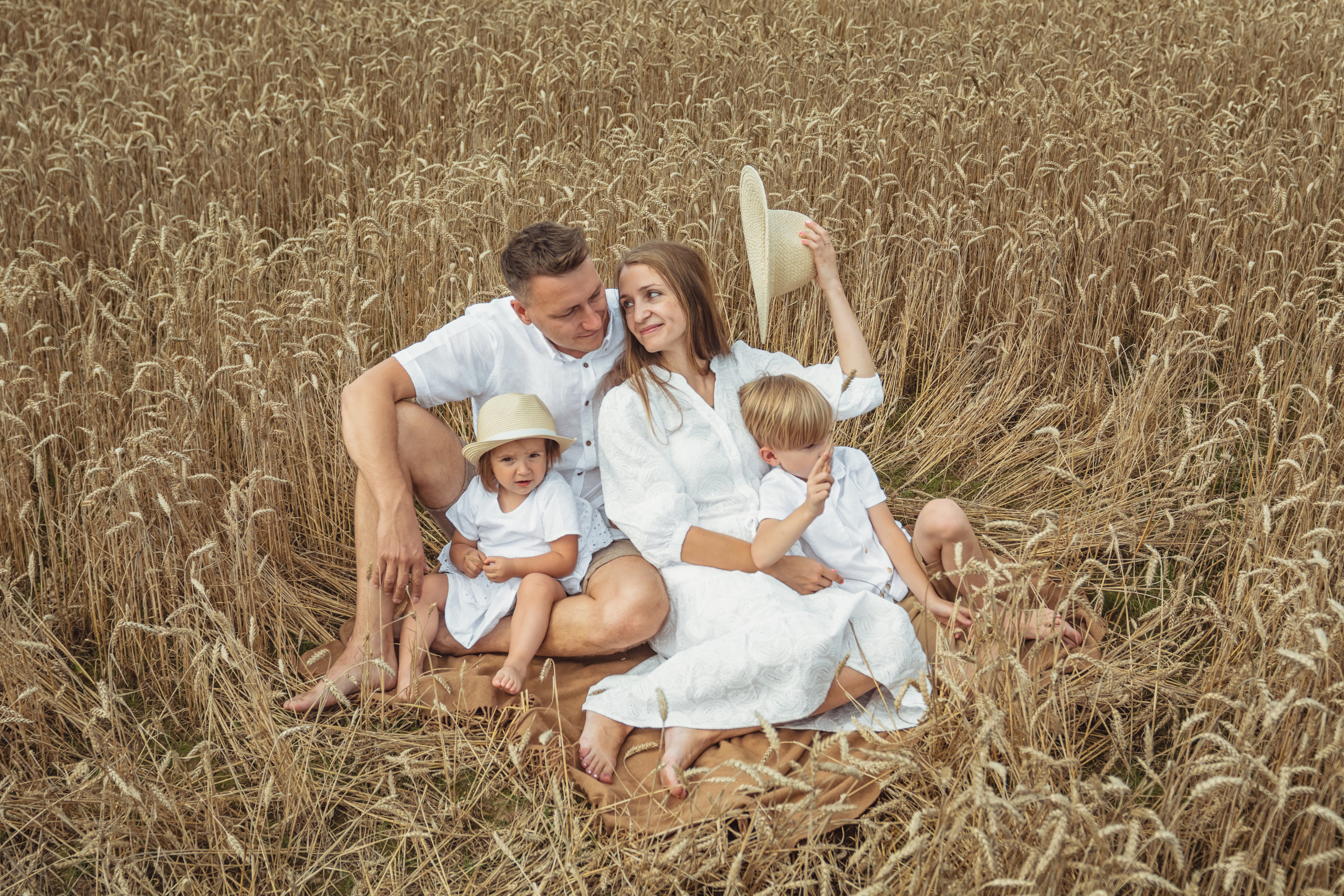 Анна и Александр. Семейная фотосессия в поле. Портретный фотограф в Санкт-Петербурге Дмитриева Наталия