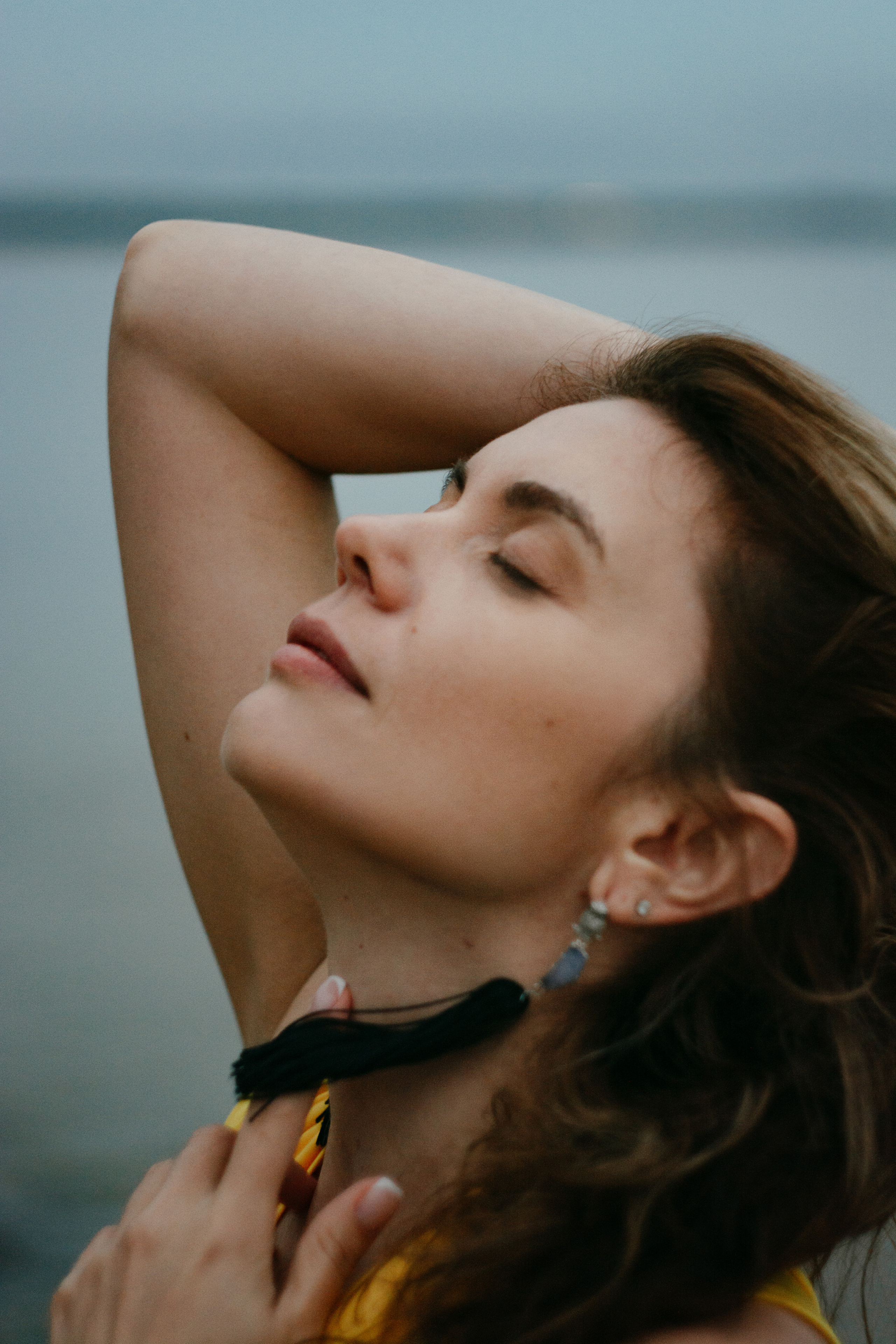 Глубокий портрет девушки в ярком желтом платье, на которой застыло великолепие заката на Финском заливе.