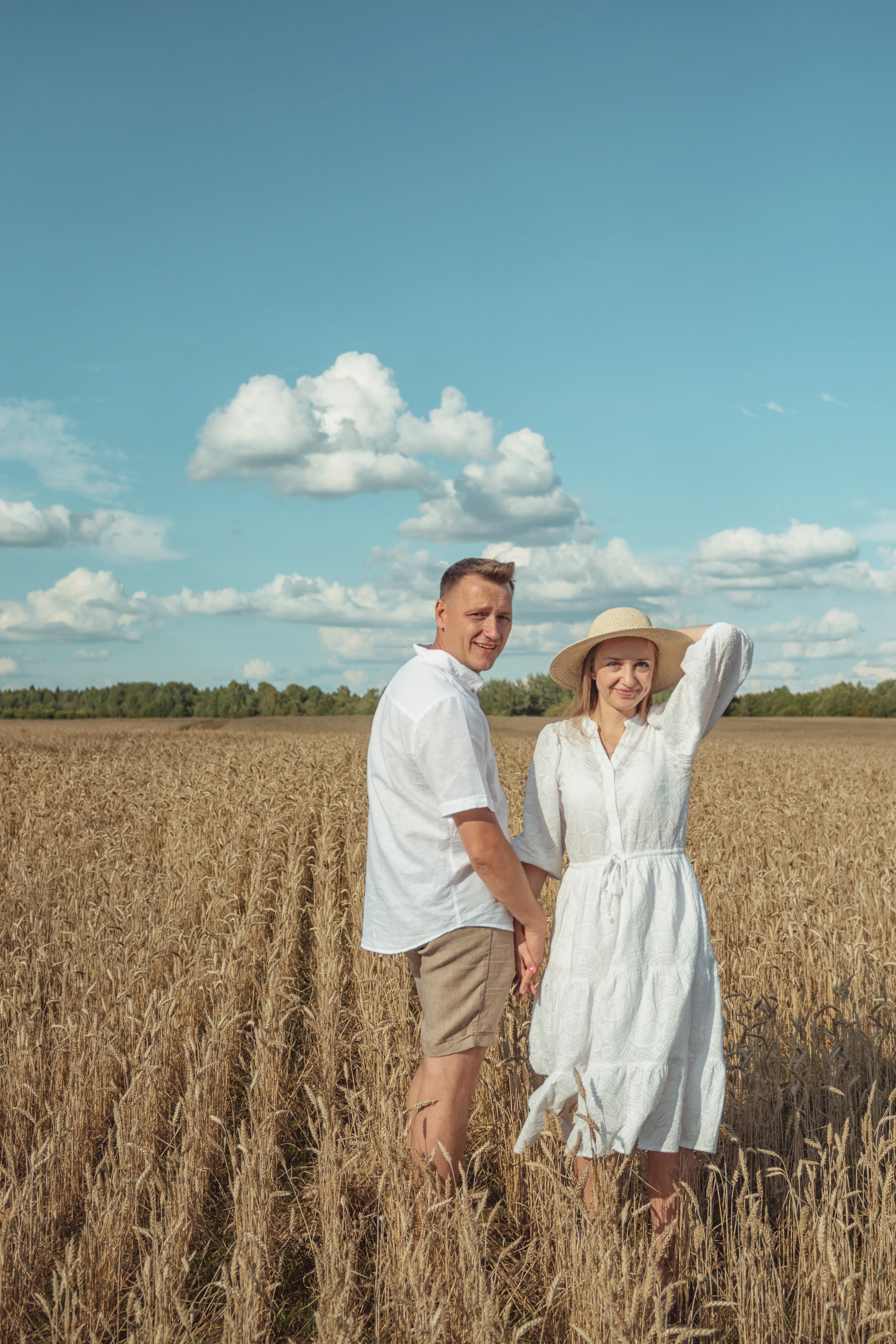Анна и Александр. Семейная фотосессия в поле. Портретный фотограф в Санкт-Петербурге Дмитриева Наталия