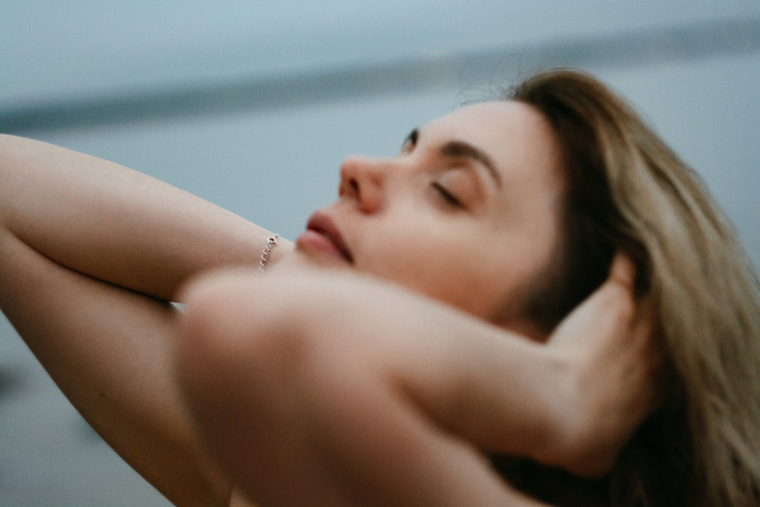 Валя. Съёмка на Финском заливе в воде и с огнём. Портретный фотограф в Санкт-Петербурге Дмитриева Наталия