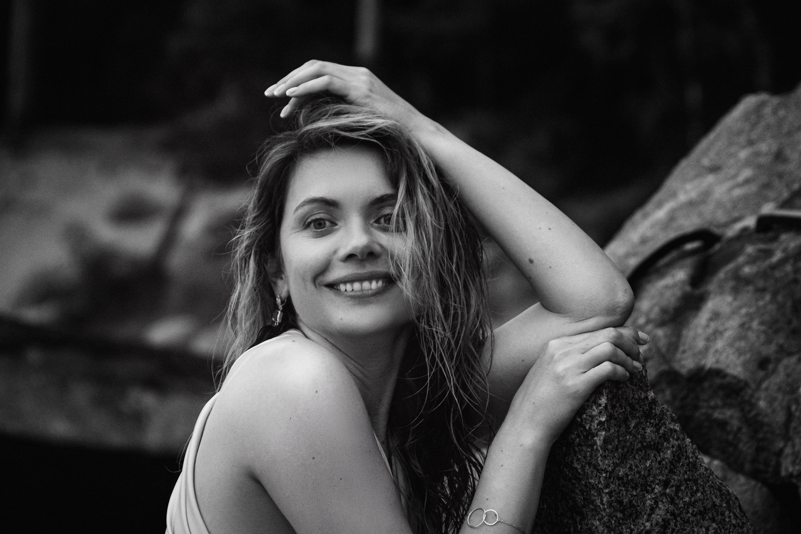 Валя. Съёмка на Финском заливе в воде и с огнём. Портретный фотограф в Санкт-Петербурге Дмитриева Наталия