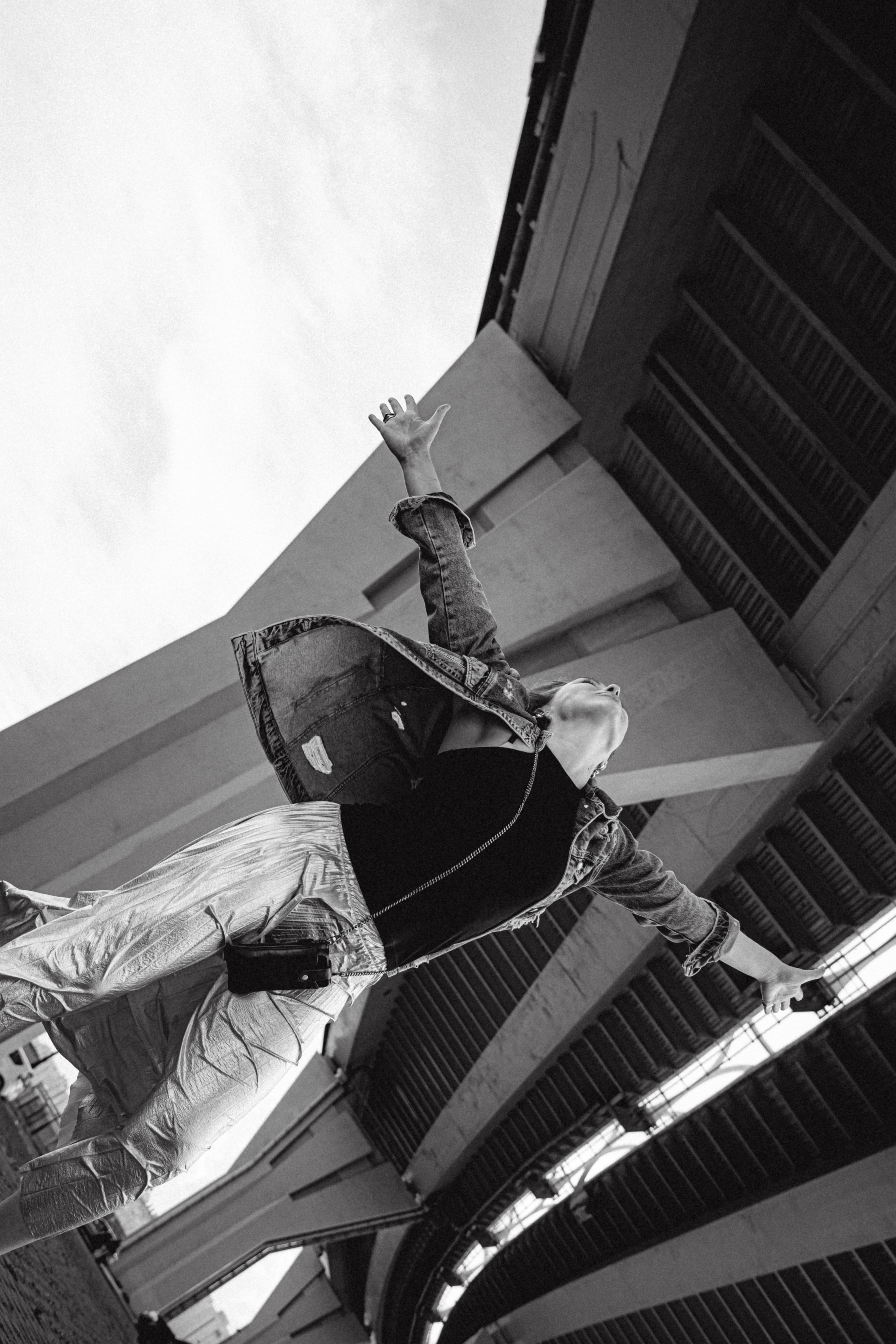 Под мостом девушка чб