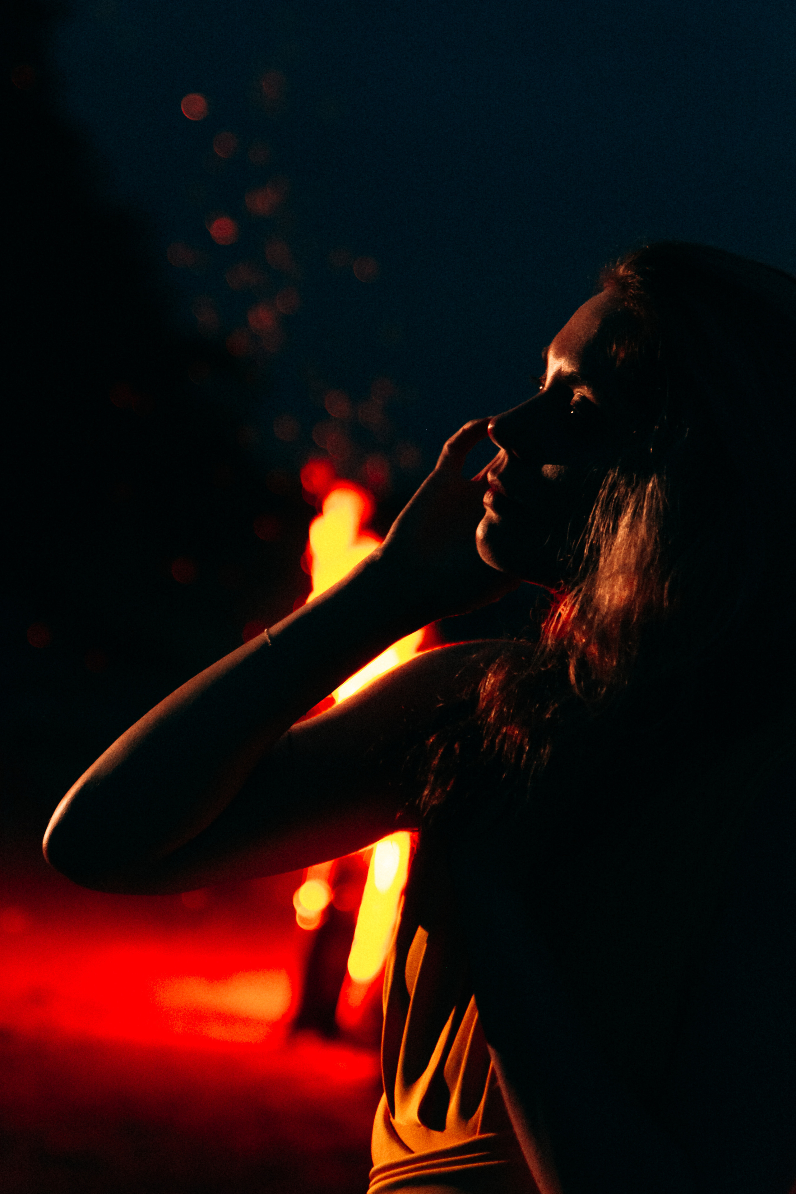 Валя. Съёмка на Финском заливе в воде и с огнём. Портретный фотограф в Санкт-Петербурге Дмитриева Наталия