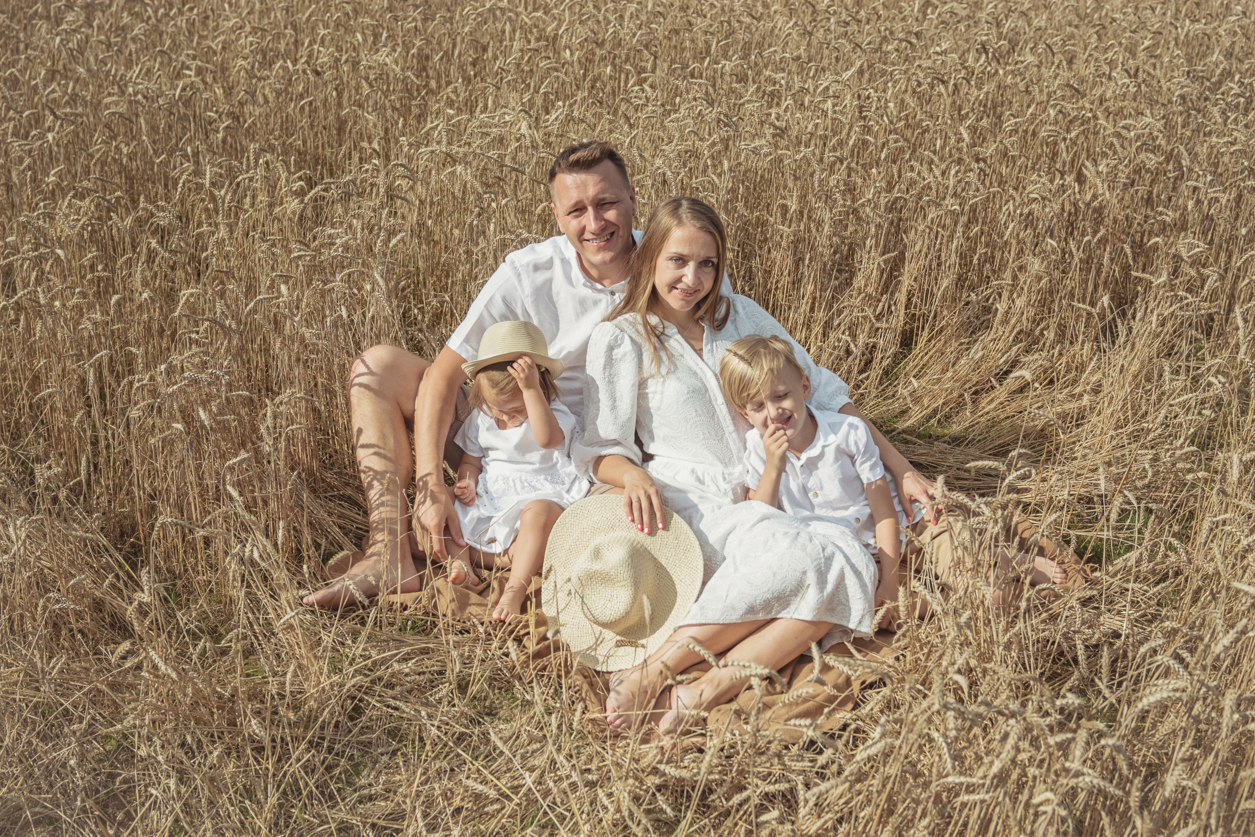 Анна и Александр. Семейная фотосессия в поле. Портретный фотограф в Санкт-Петербурге Дмитриева Наталия