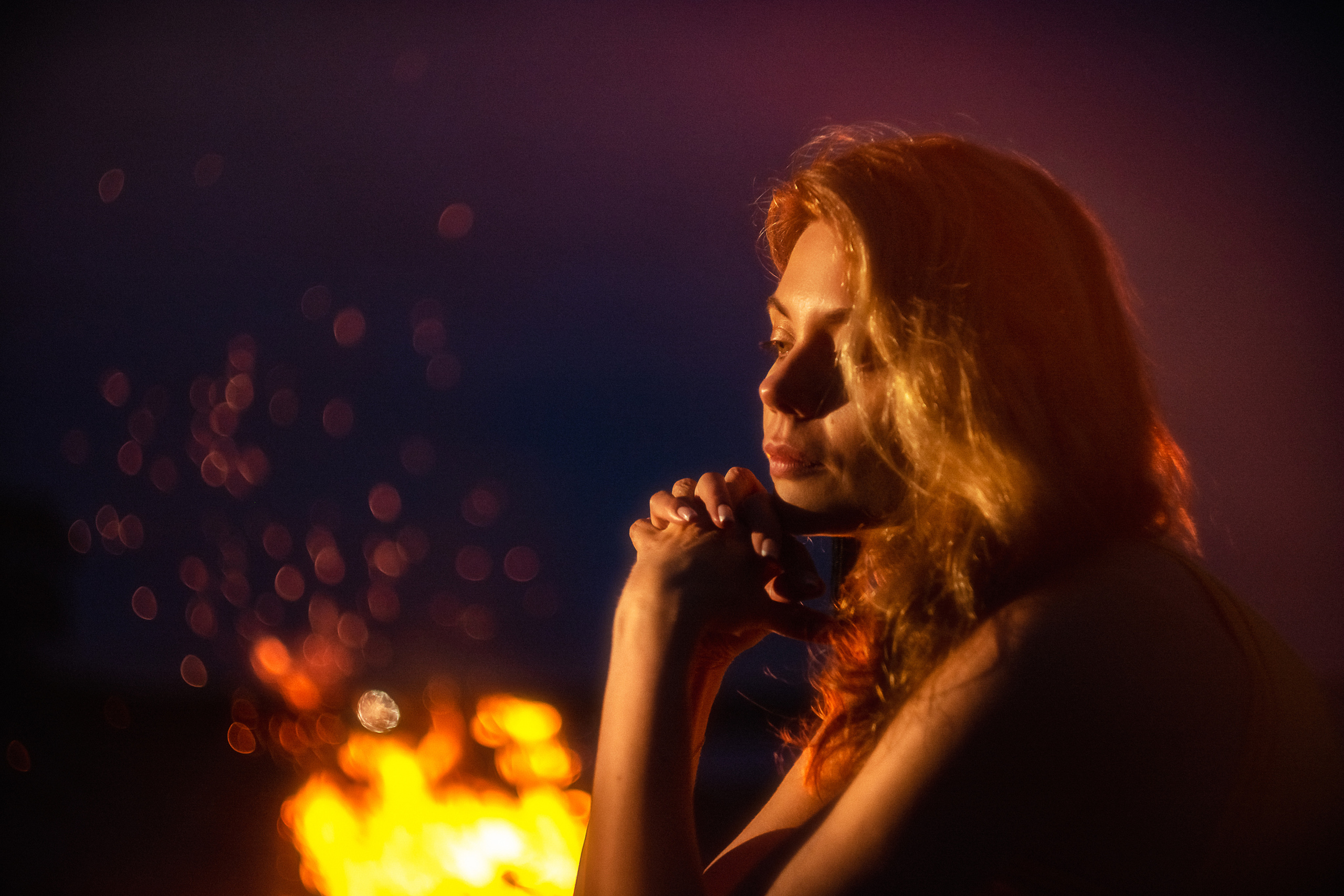 Валя. Съёмка на Финском заливе в воде и с огнём. Портретный фотограф в Санкт-Петербурге Дмитриева Наталия