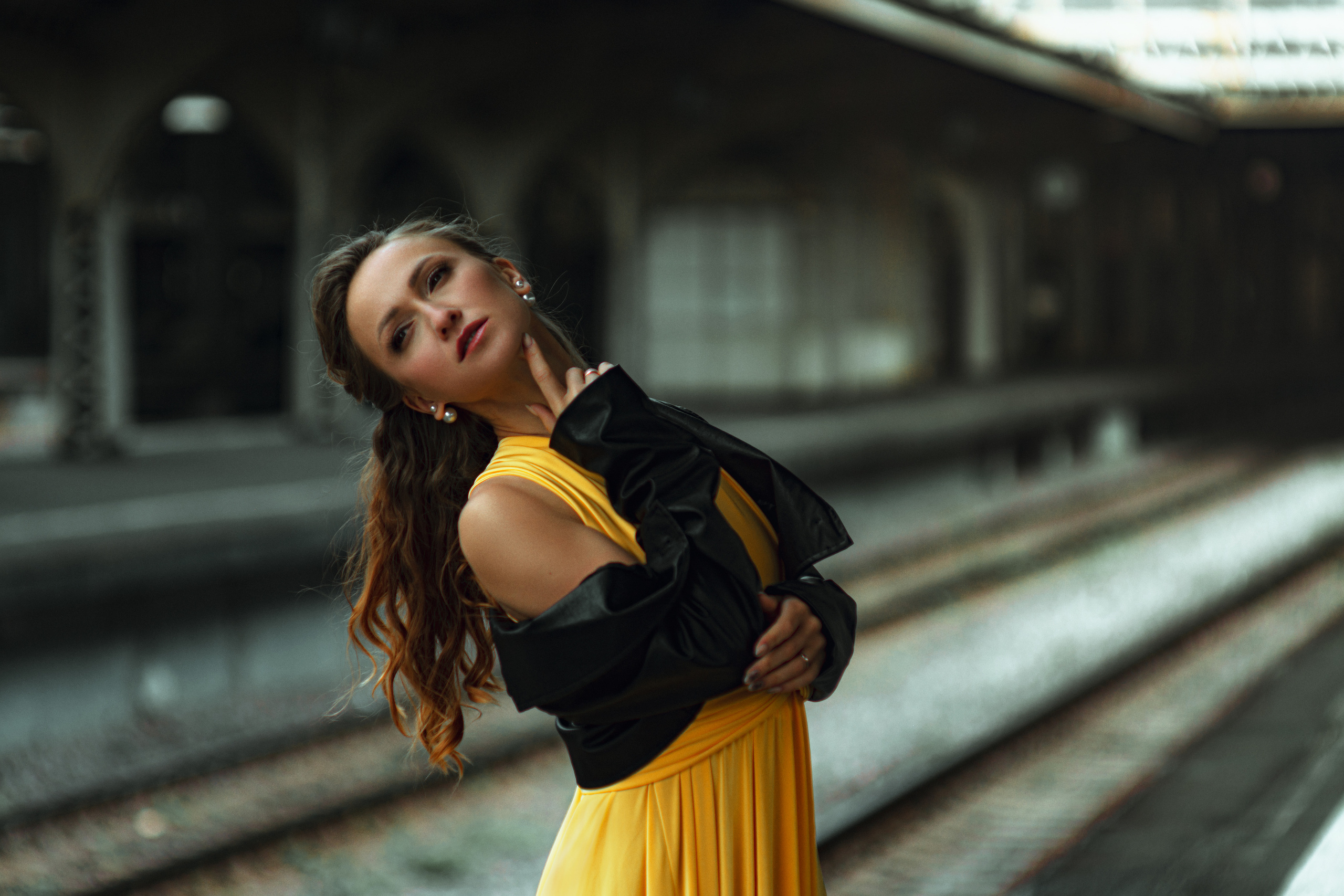 Портрет девушки в желтом платье на Витебском вокзале